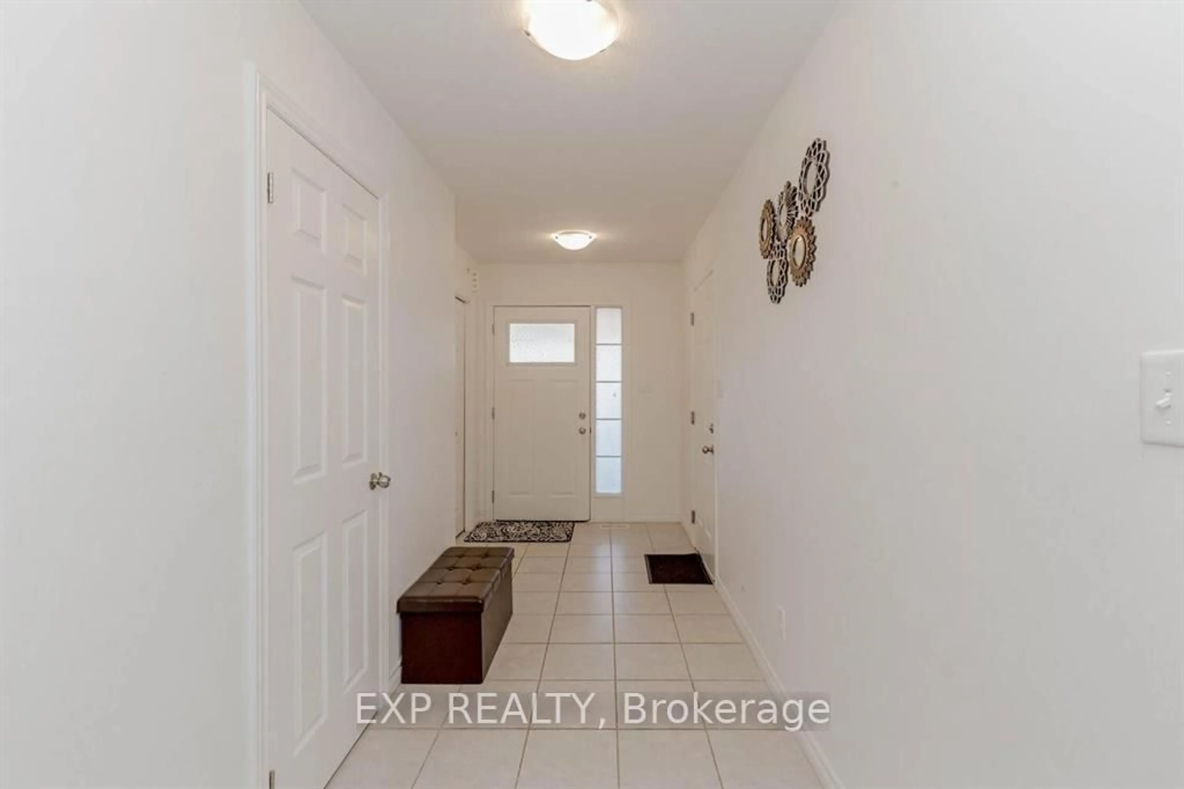 Indoor entryway for 77 Woodedge Circ, Kitchener Ontario N2R 1R7