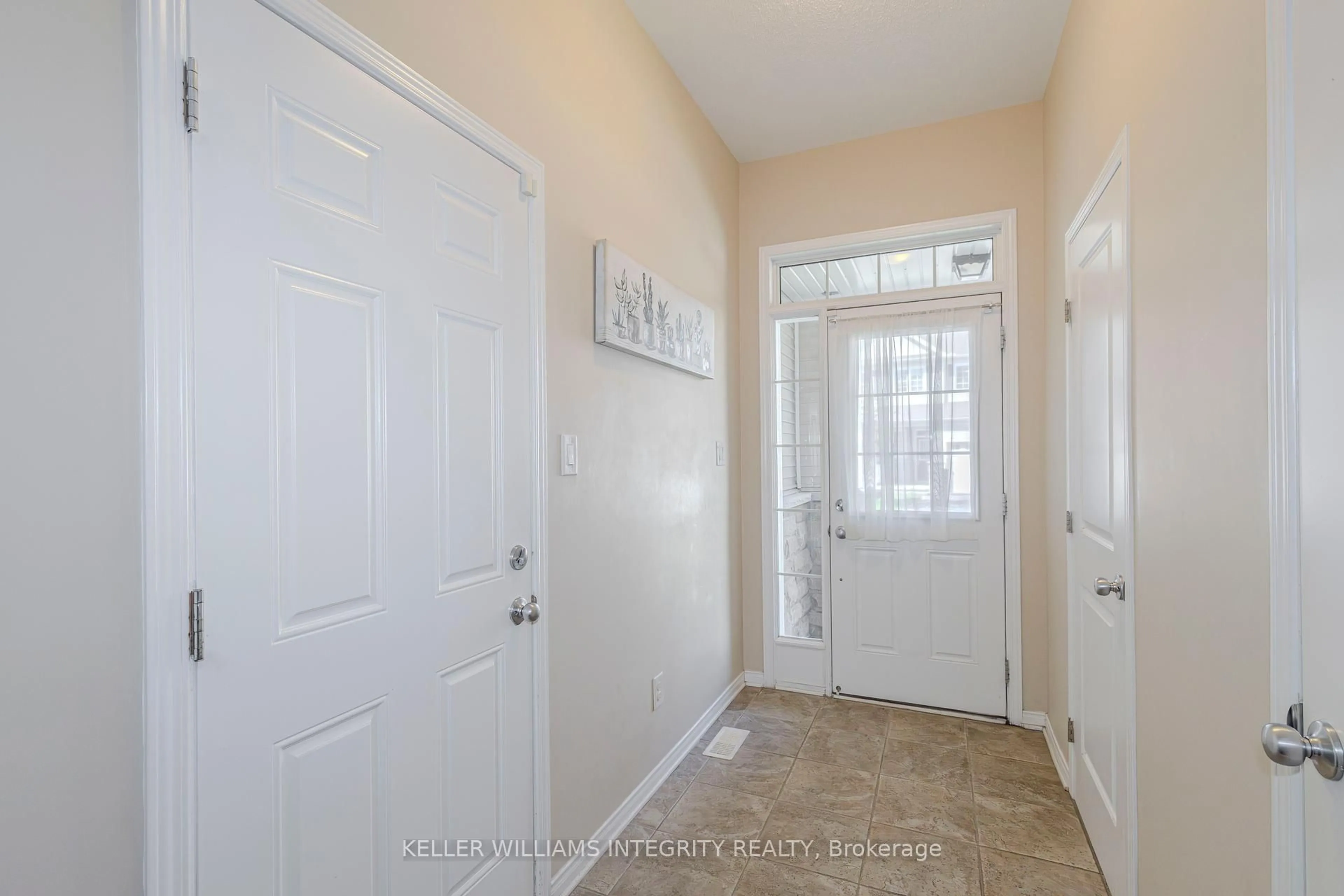 Indoor entryway for 905 Caldermill Private, Ottawa Ontario K2J 0Z8