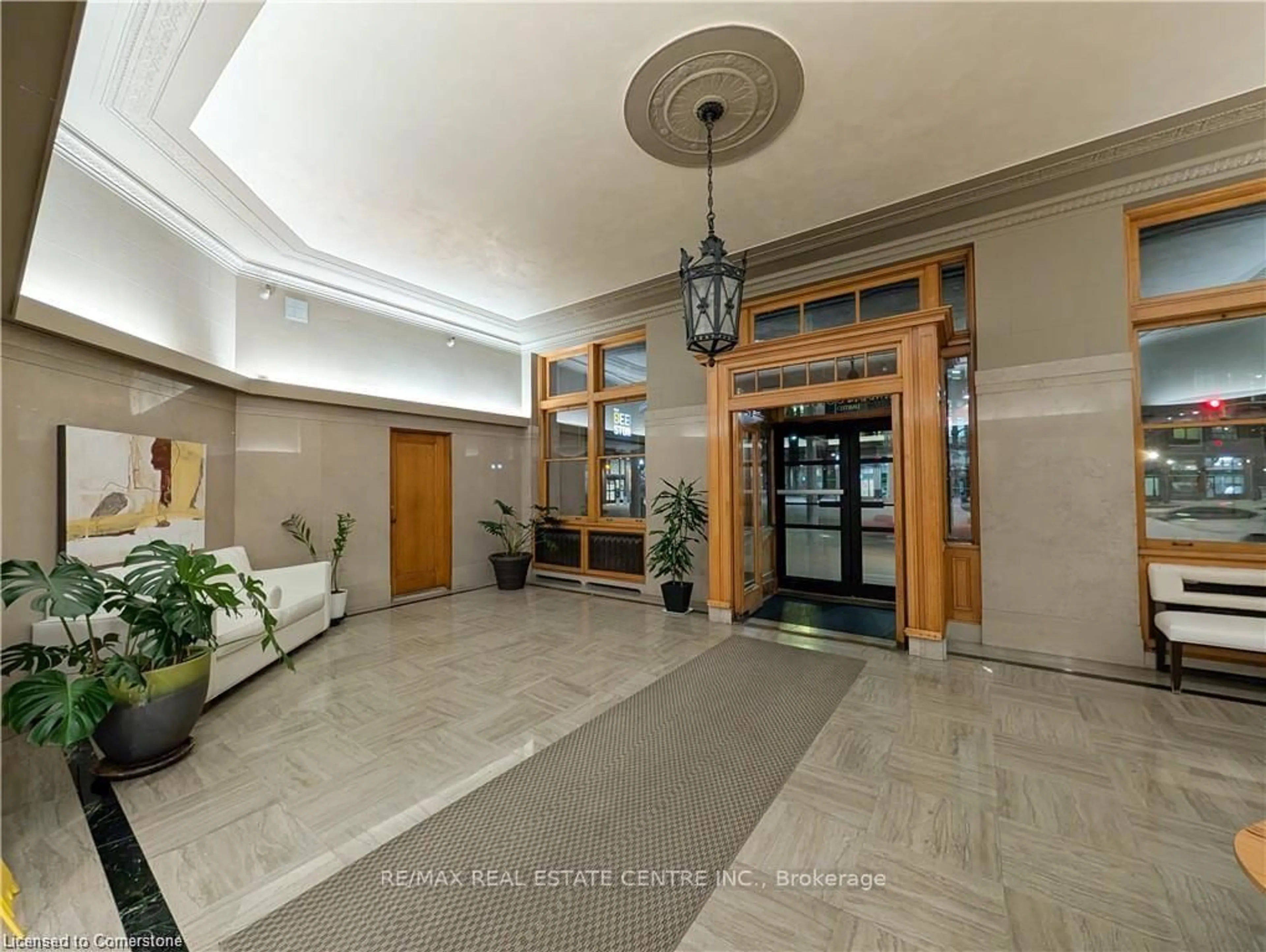 Indoor foyer for 404 KING St #316, Kitchener Ontario N2G 2L5