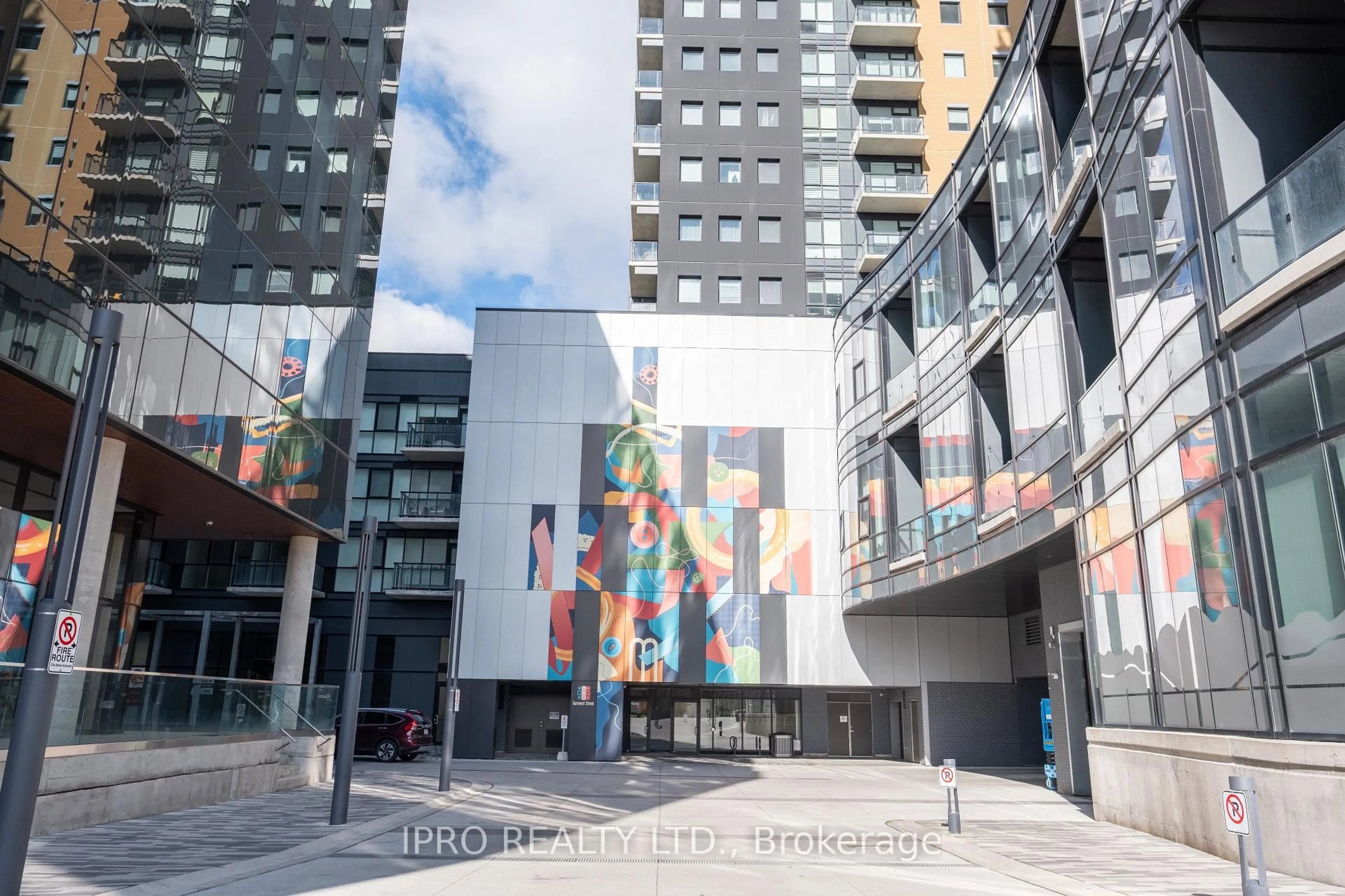 Indoor foyer for 108 Garment St #2707, Kitchener Ontario N2G 0E2