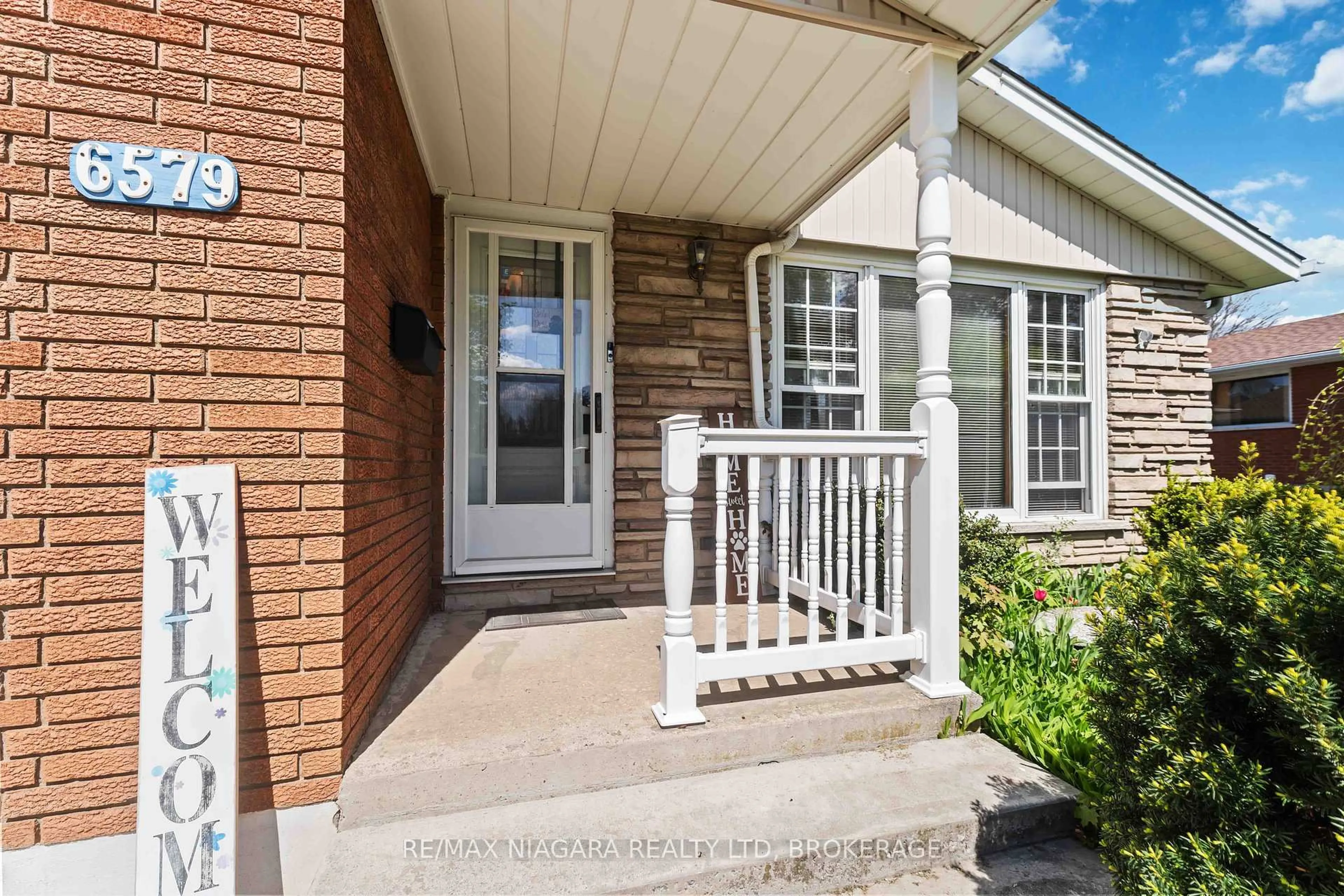 Indoor entryway for 6579 Crawford St, Niagara Falls Ontario L2E 5Z3