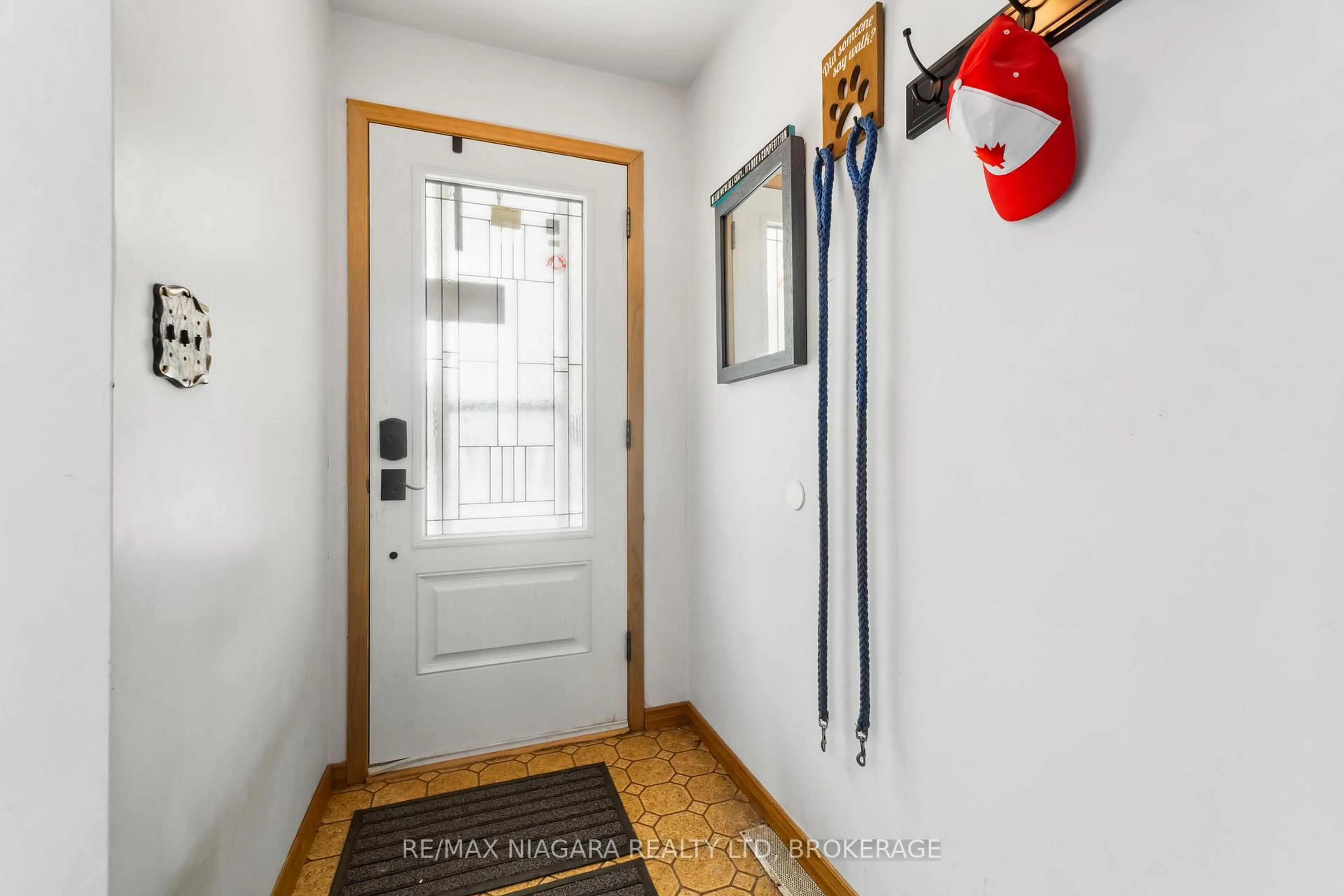 Indoor entryway for 6579 Crawford St, Niagara Falls Ontario L2E 5Z3