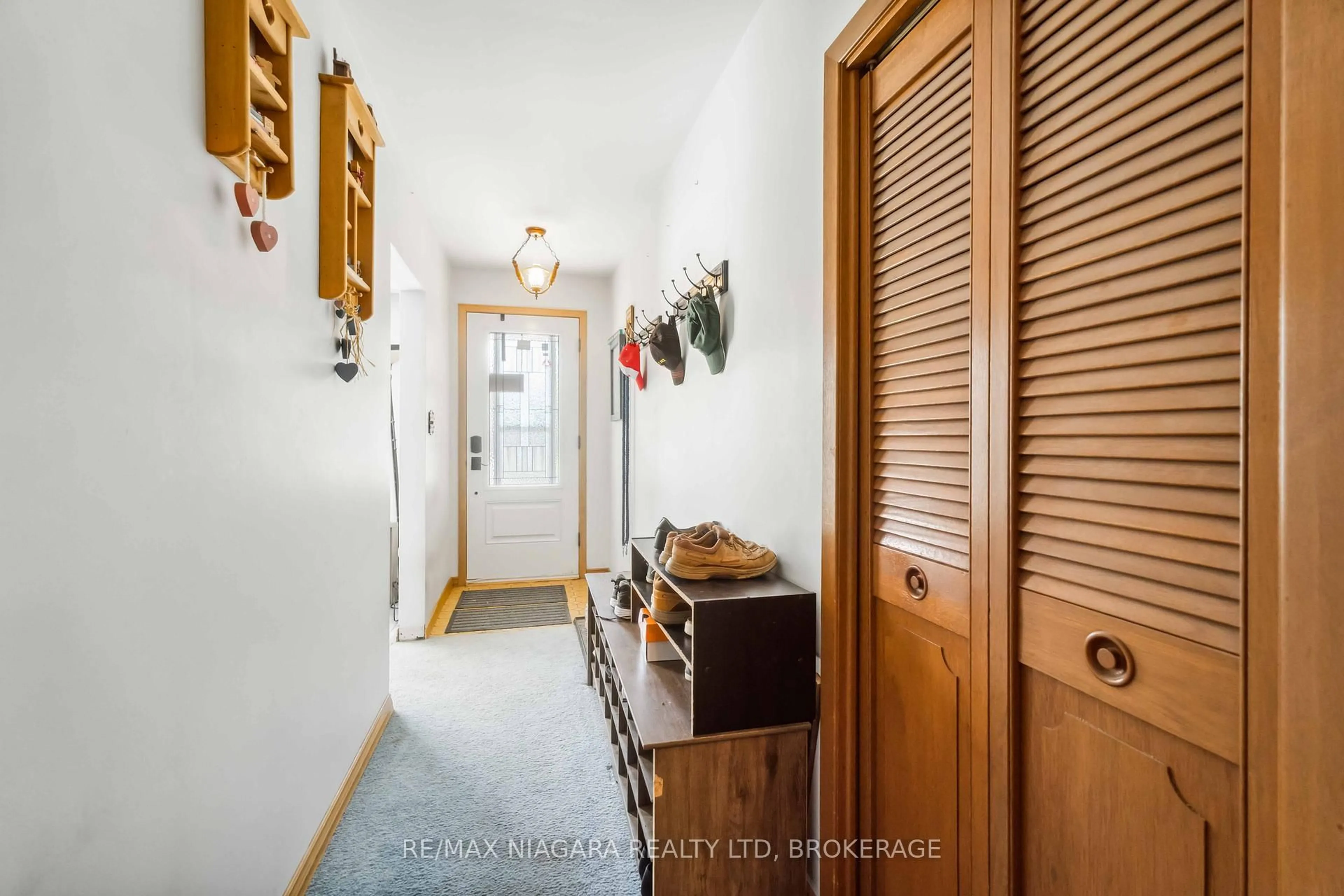 Indoor entryway for 6579 Crawford St, Niagara Falls Ontario L2E 5Z3