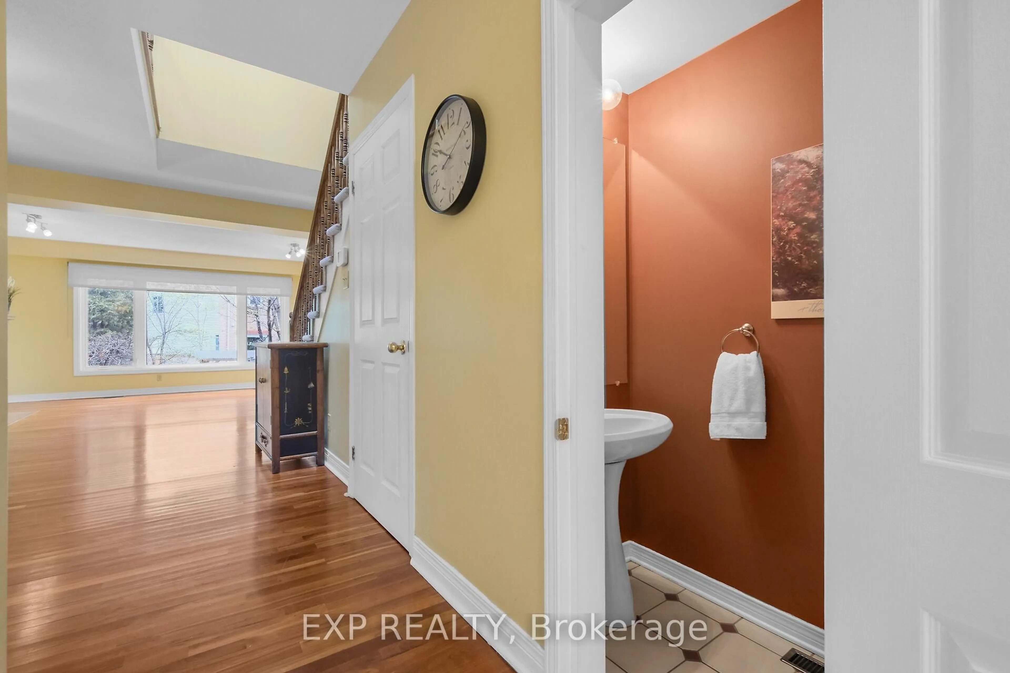 Indoor entryway for 104 Dunbarton Crt, Ottawa Ontario K1K 4L5