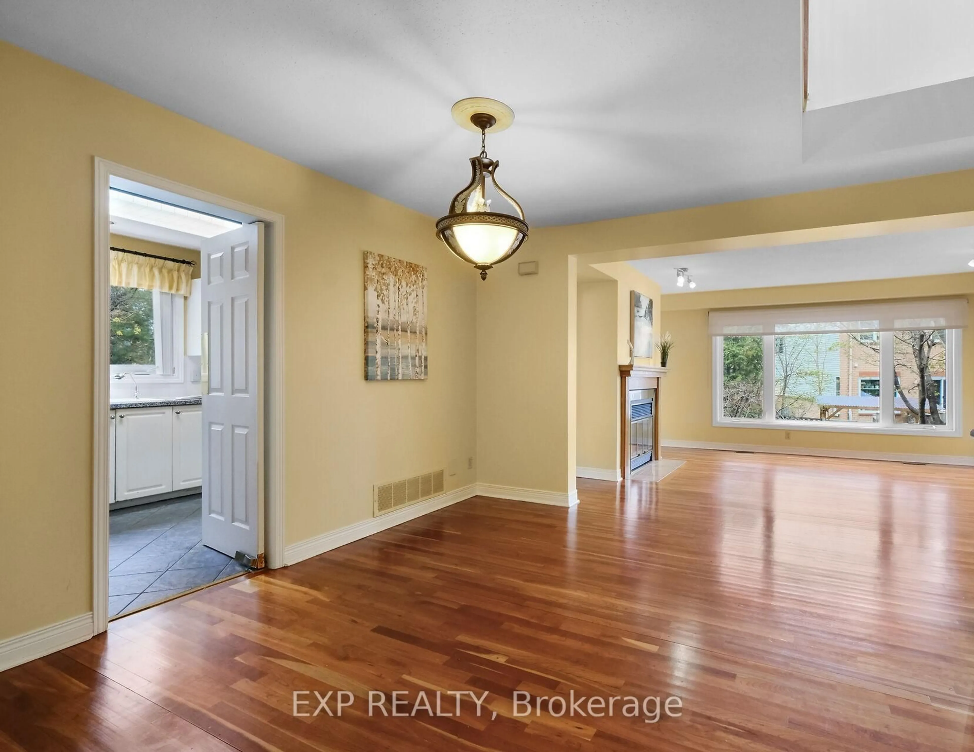 Indoor entryway for 104 Dunbarton Crt, Ottawa Ontario K1K 4L5