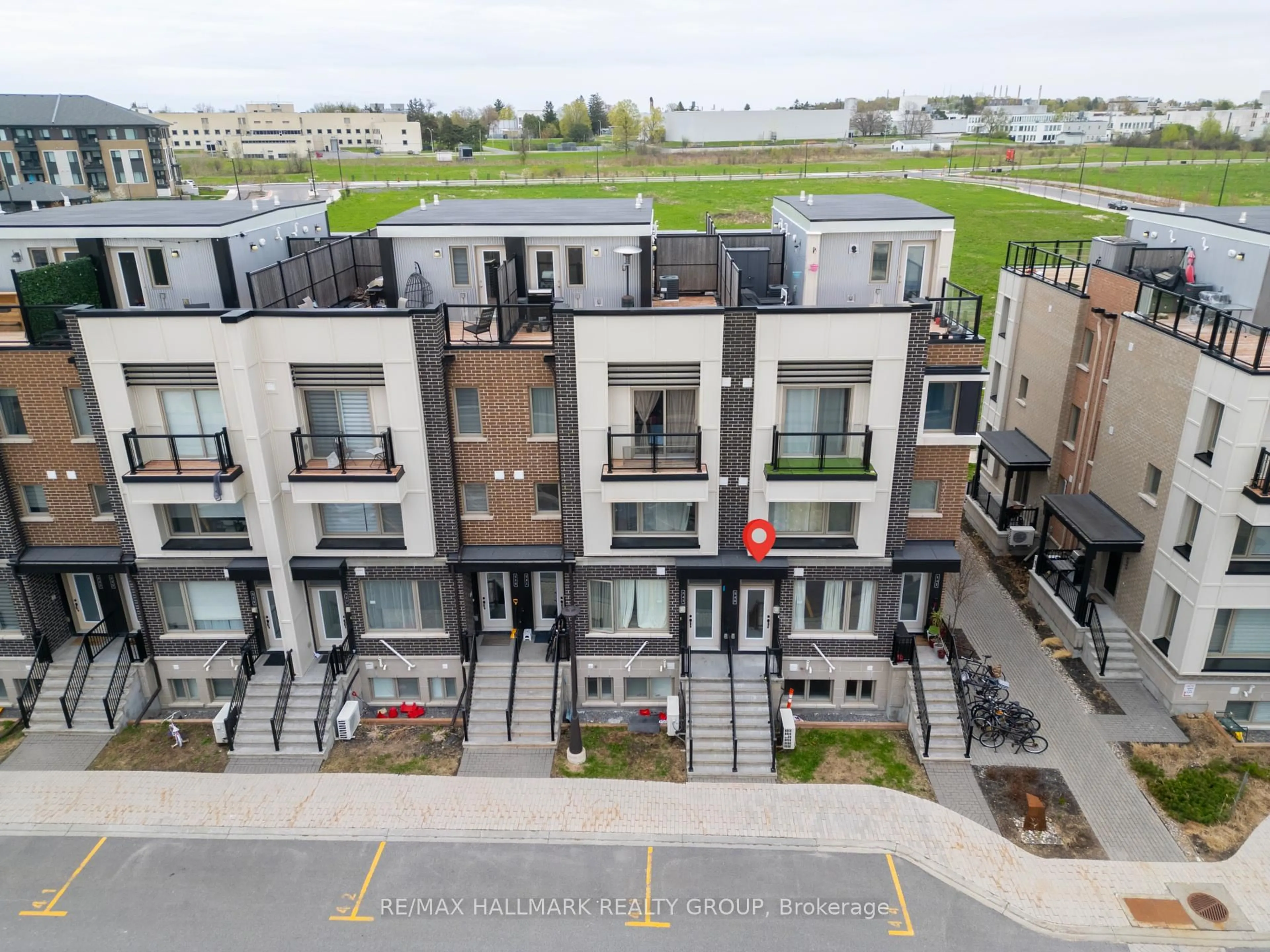 A pic from outside/outdoor area/front of a property/back of a property/a pic from drone, unknown for 545 Ozawa Private, Ottawa Ontario K1K 4Z8