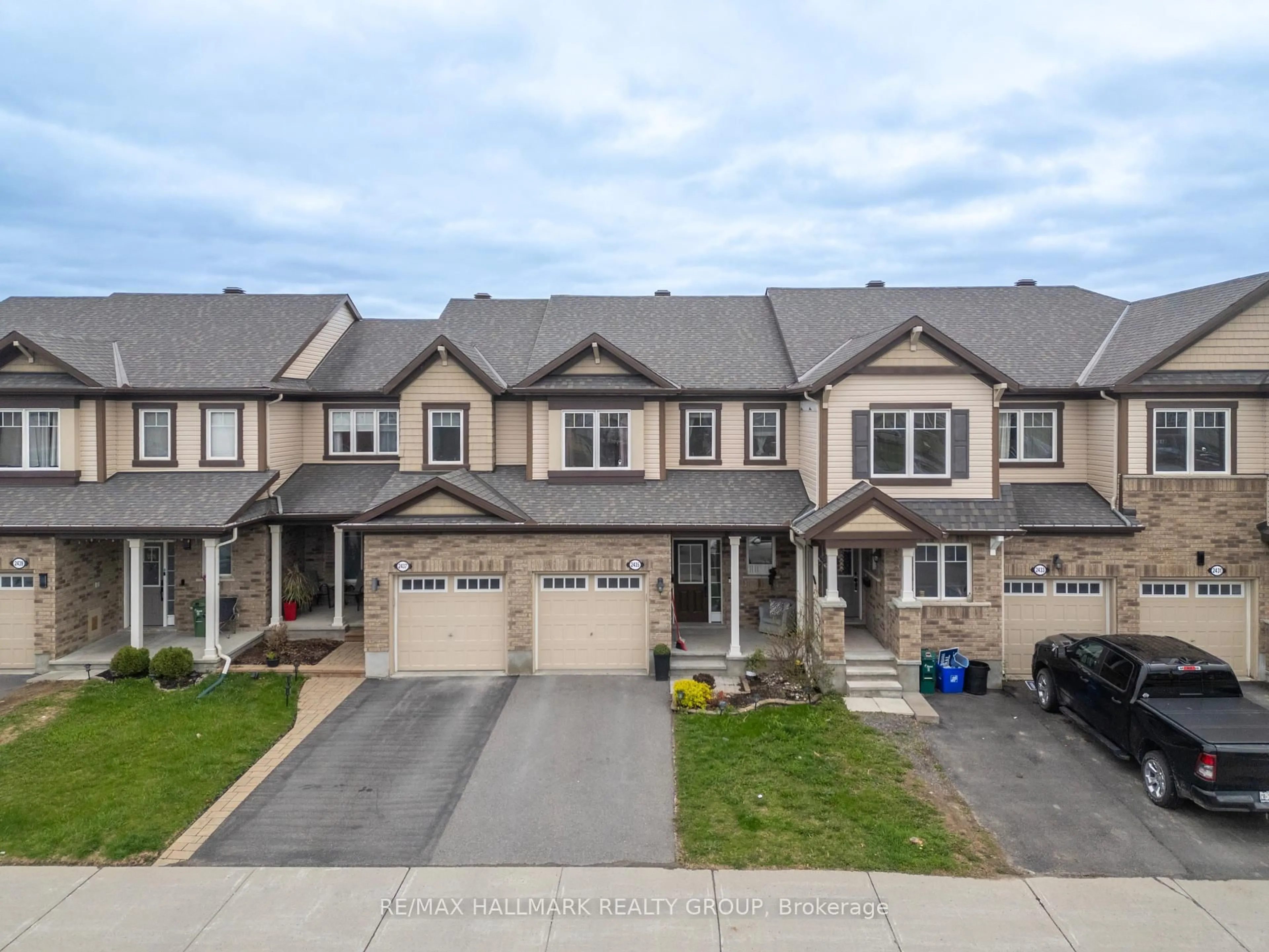 A pic from outside/outdoor area/front of a property/back of a property/a pic from drone, street for 2435 River Mist Rd, Ottawa Ontario K2J 5W5