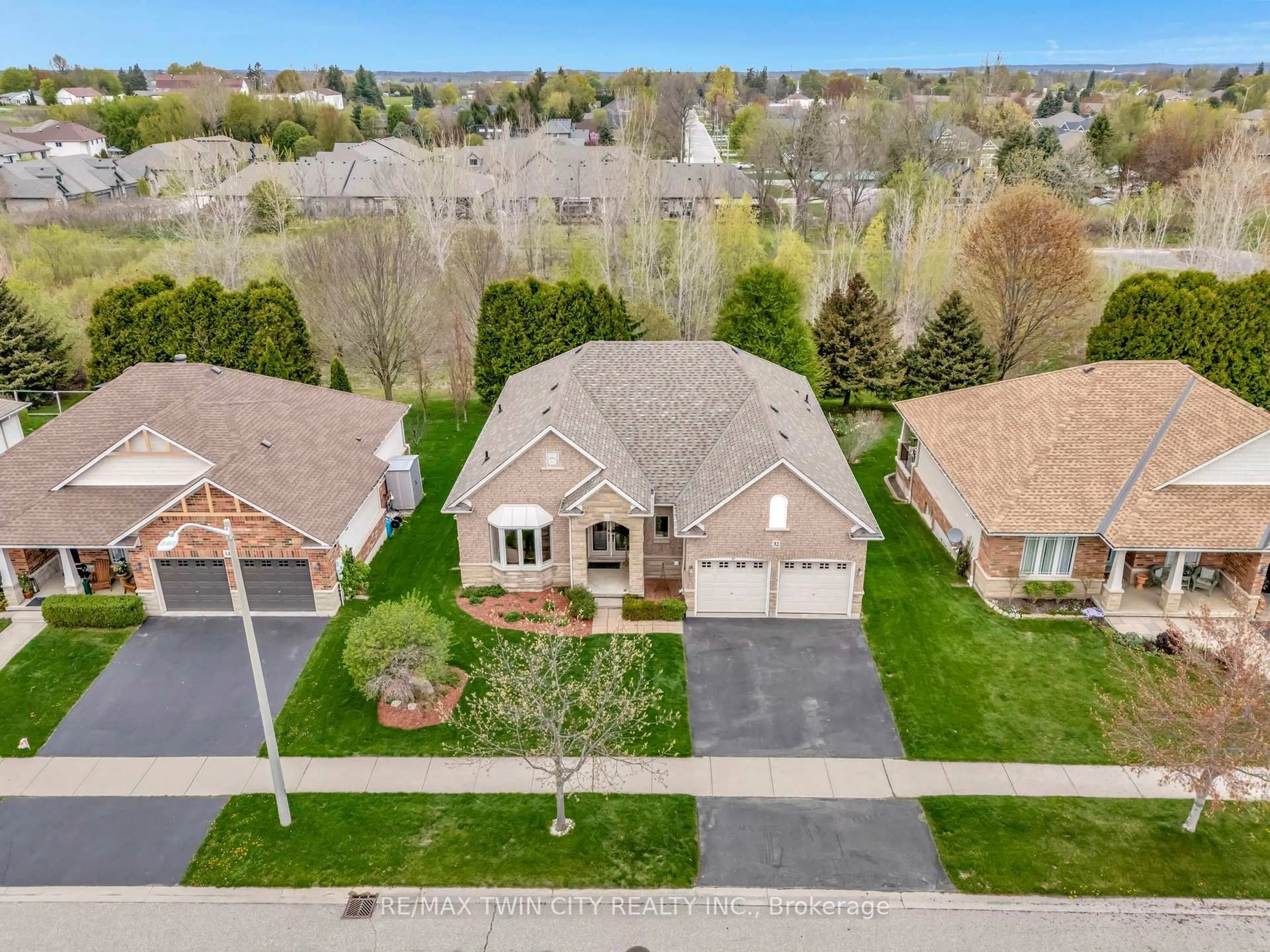 A pic from outside/outdoor area/front of a property/back of a property/a pic from drone, street for 32 Cobblestone Dr, Brant Ontario N3L 4G1