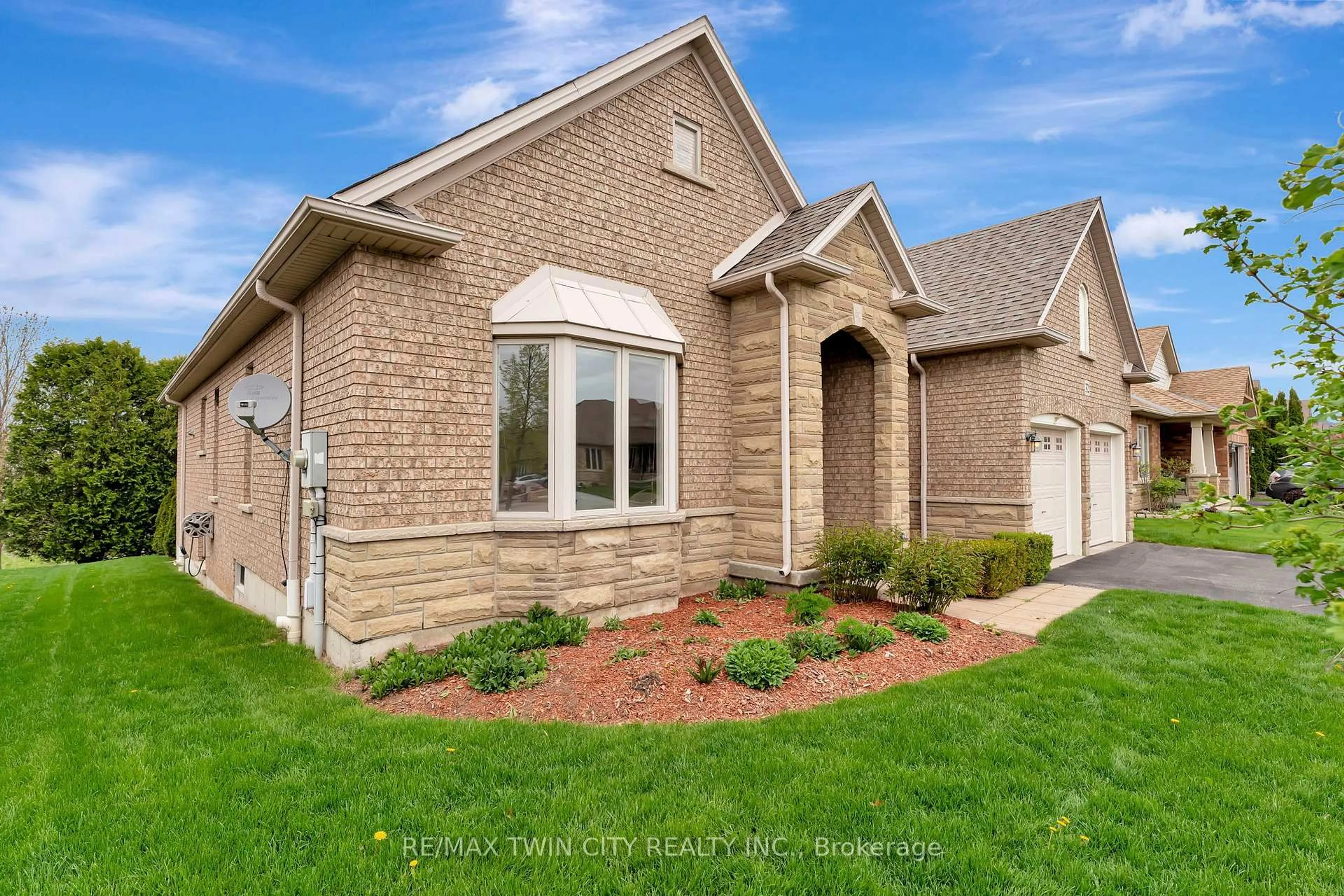 Home with brick exterior material, street for 32 Cobblestone Dr, Brant Ontario N3L 4G1