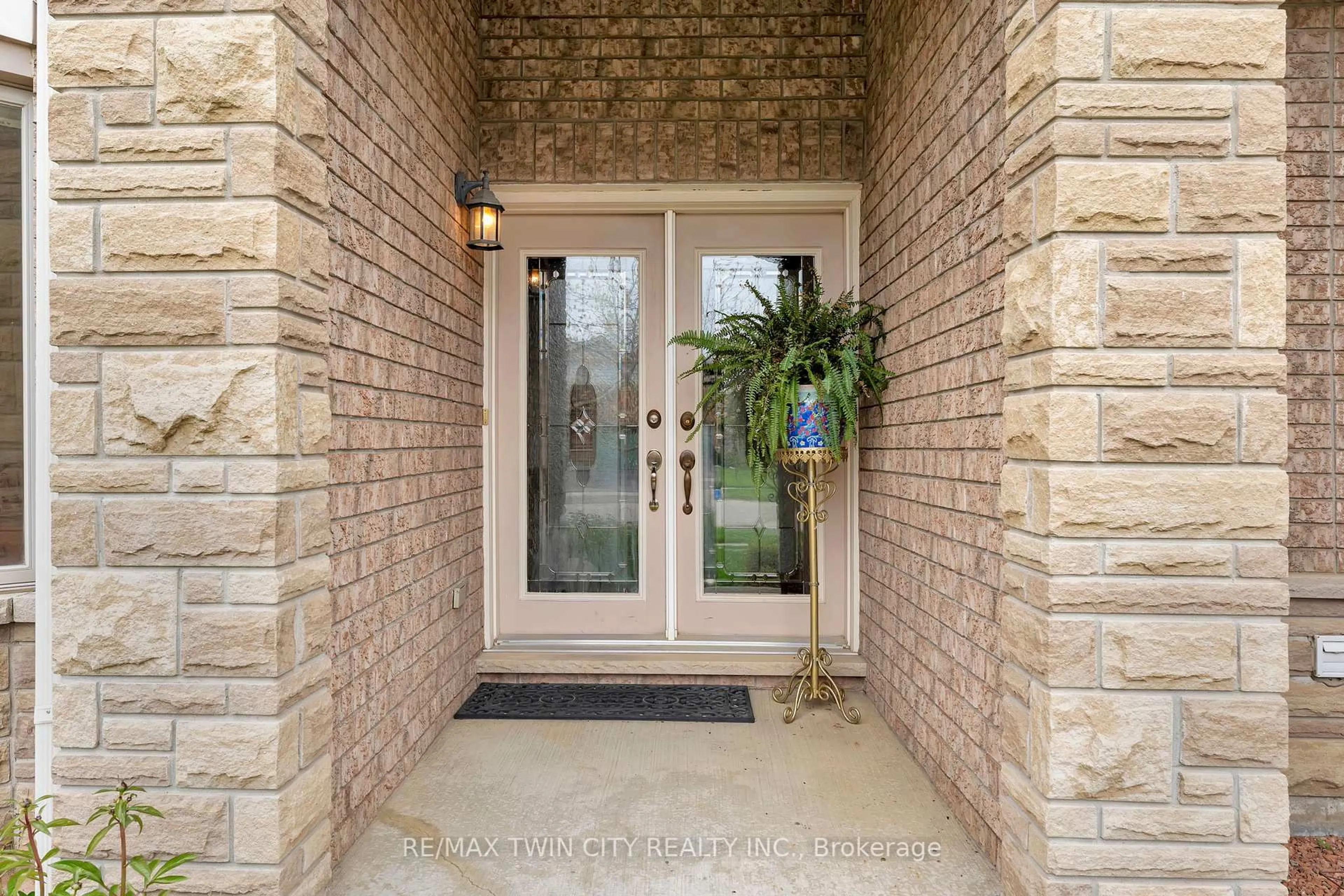 Indoor entryway for 32 Cobblestone Dr, Brant Ontario N3L 4G1