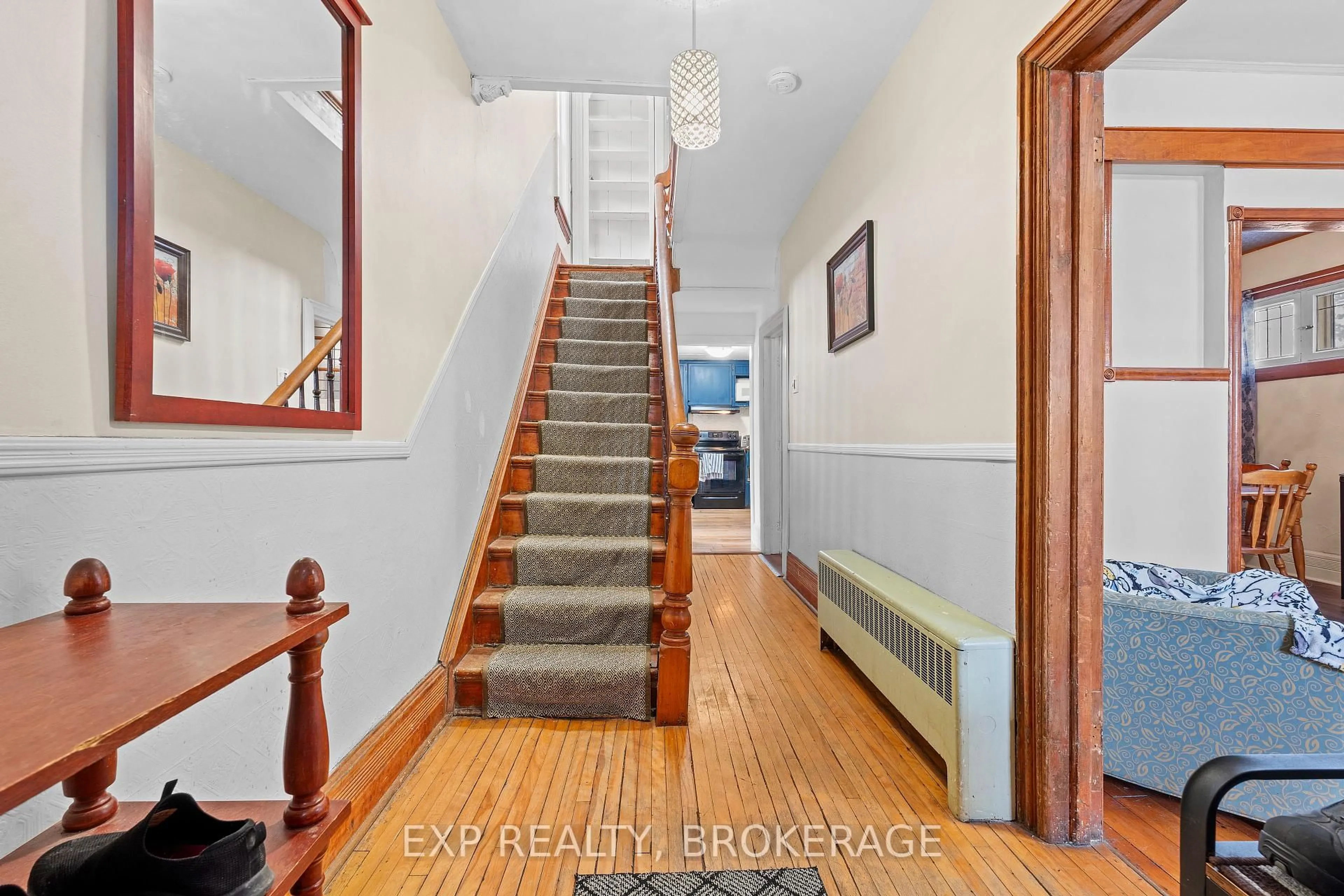 Indoor foyer for 212 RIDEAU St, Kingston Ontario K7K 3A4