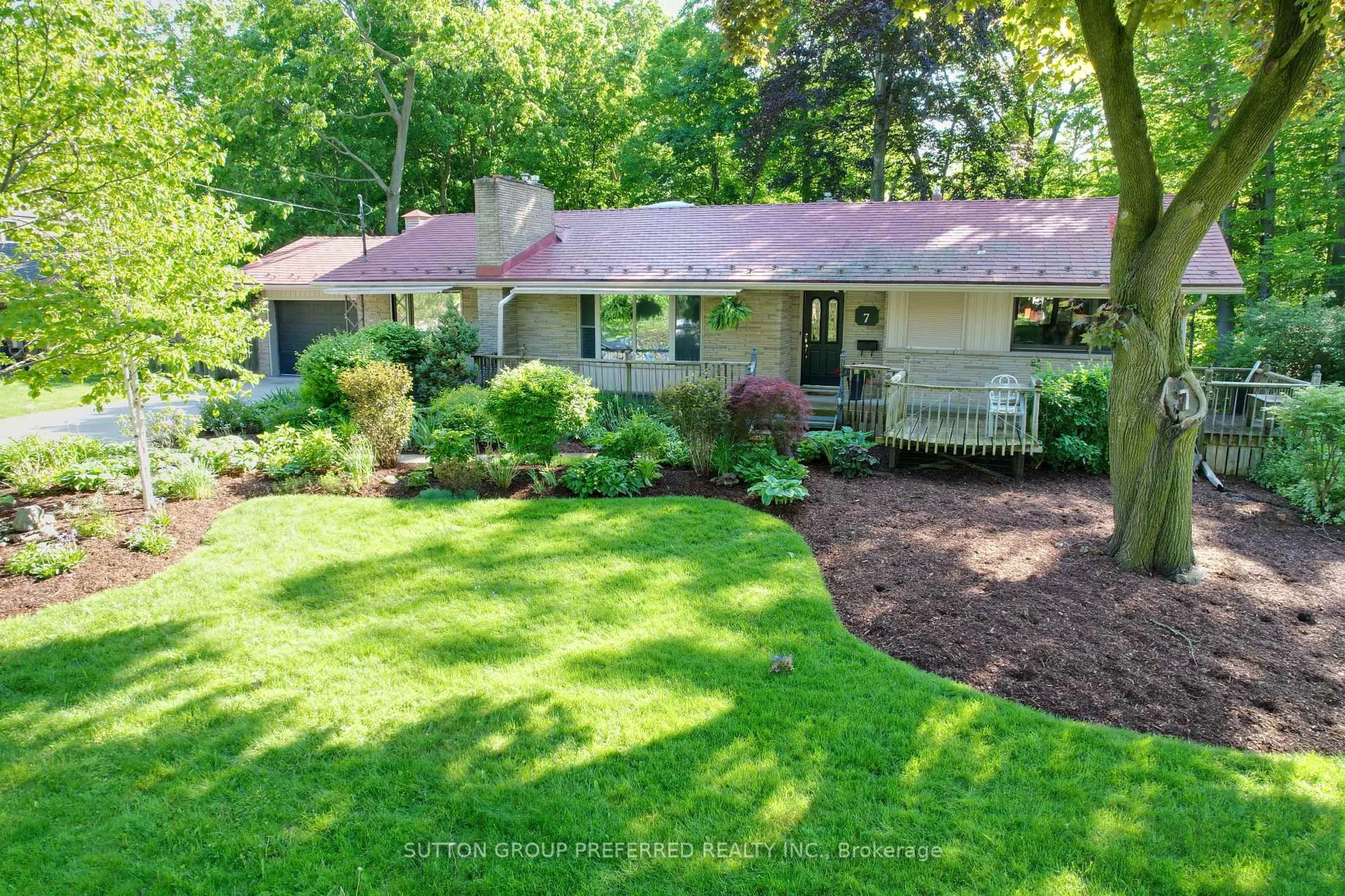 A pic from outside/outdoor area/front of a property/back of a property/a pic from drone, street for 7 Metamora Cres, London North Ontario N6G 1R2