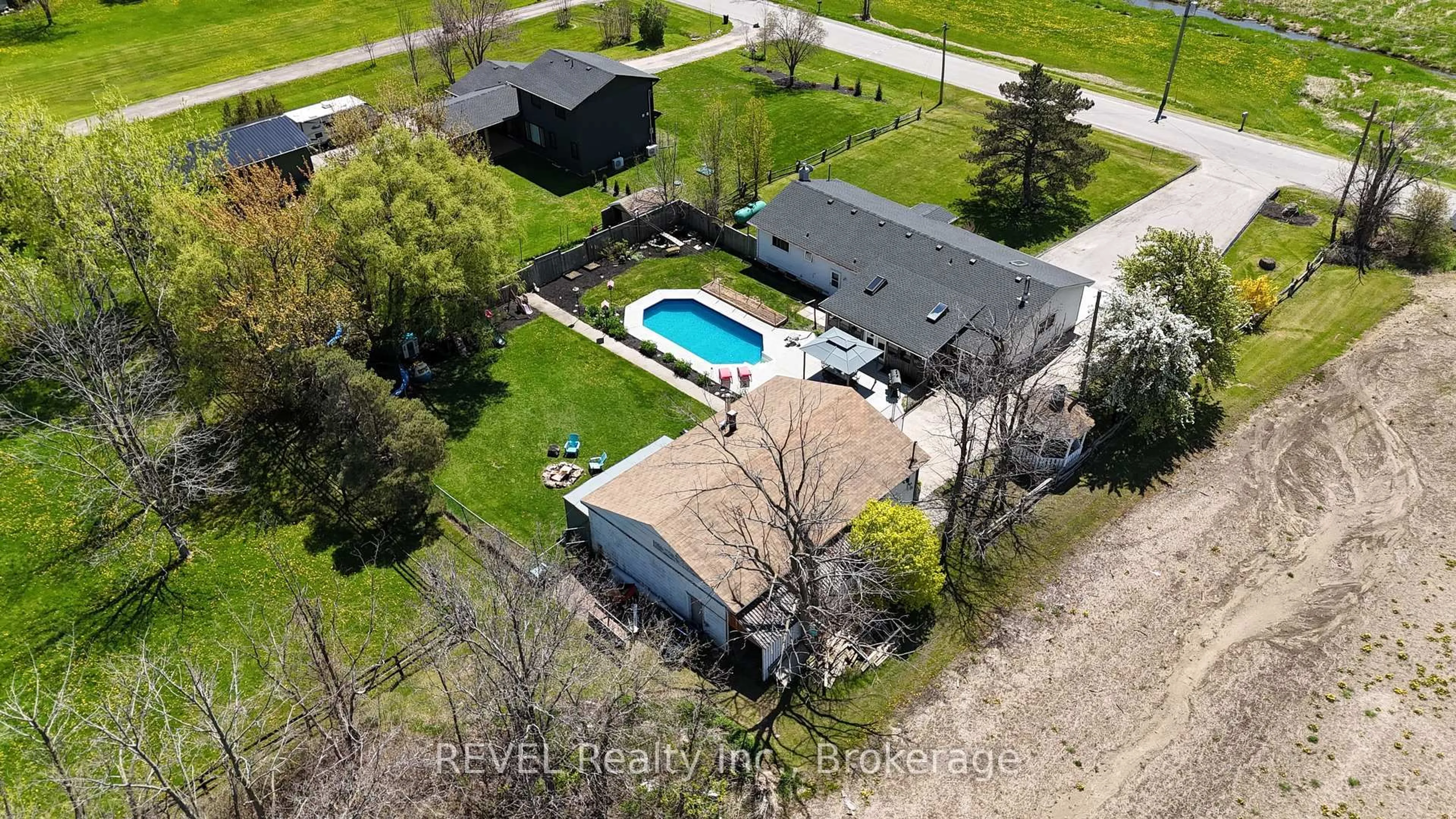 A pic from outside/outdoor area/front of a property/back of a property/a pic from drone, street for 350 Kemp Rd, Grimsby Ontario L3M 4E7
