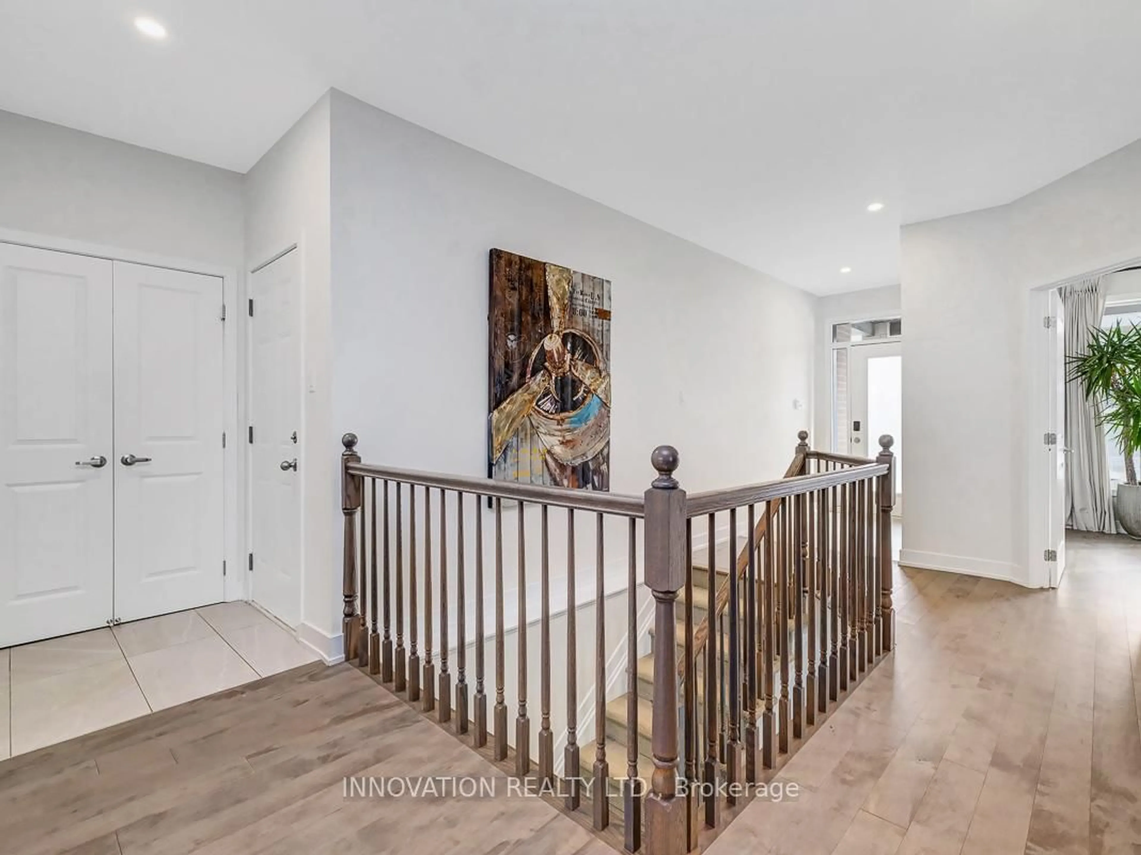 Indoor entryway for 565 Bobolink Rdge, Ottawa Ontario K2S 2P4