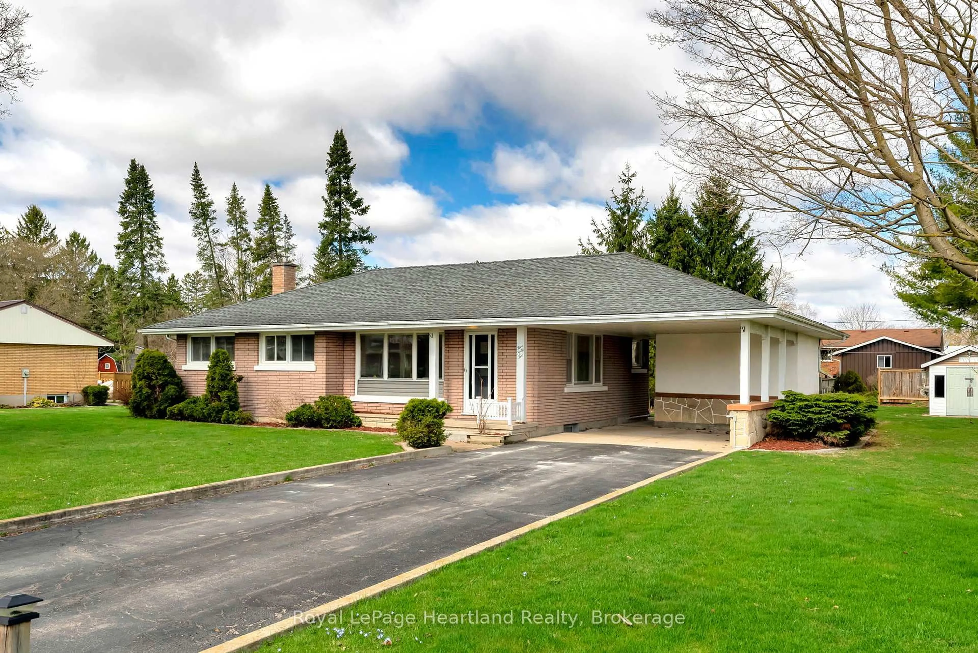 Home with vinyl exterior material, street for 542 Angus St, North Huron Ontario N0G 2W0
