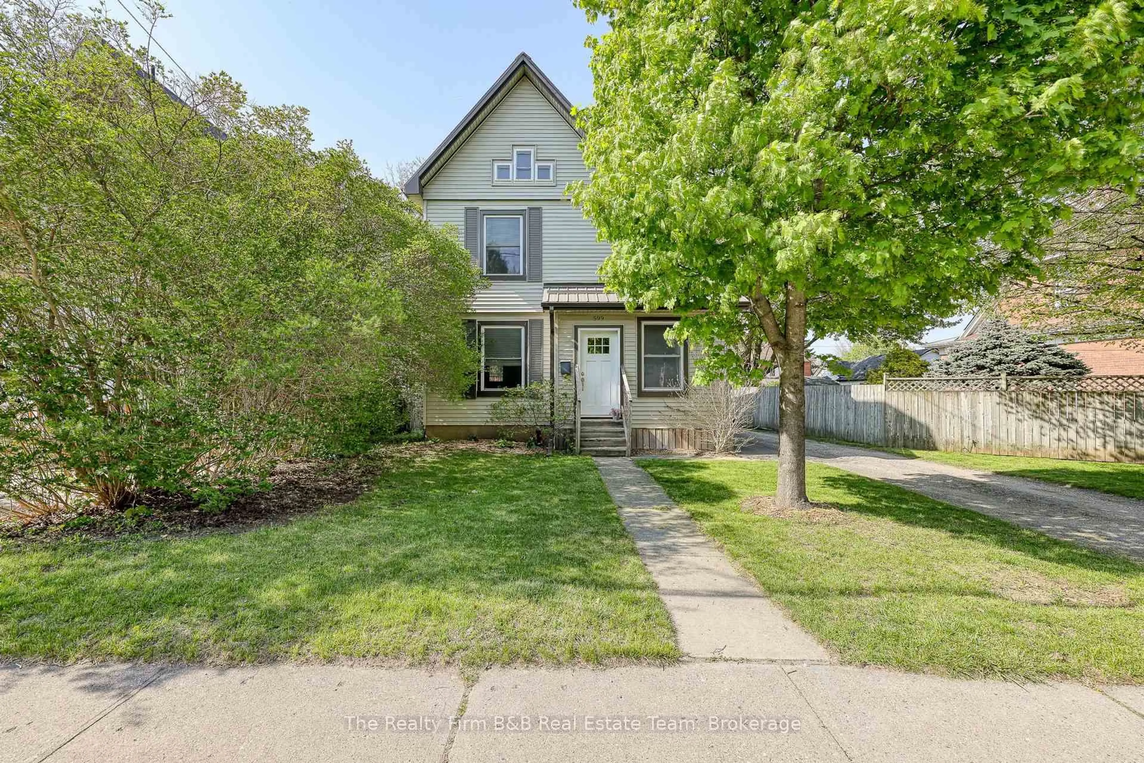 A pic from outside/outdoor area/front of a property/back of a property/a pic from drone, street for 599 George St, Woodstock Ontario N4S 4J7