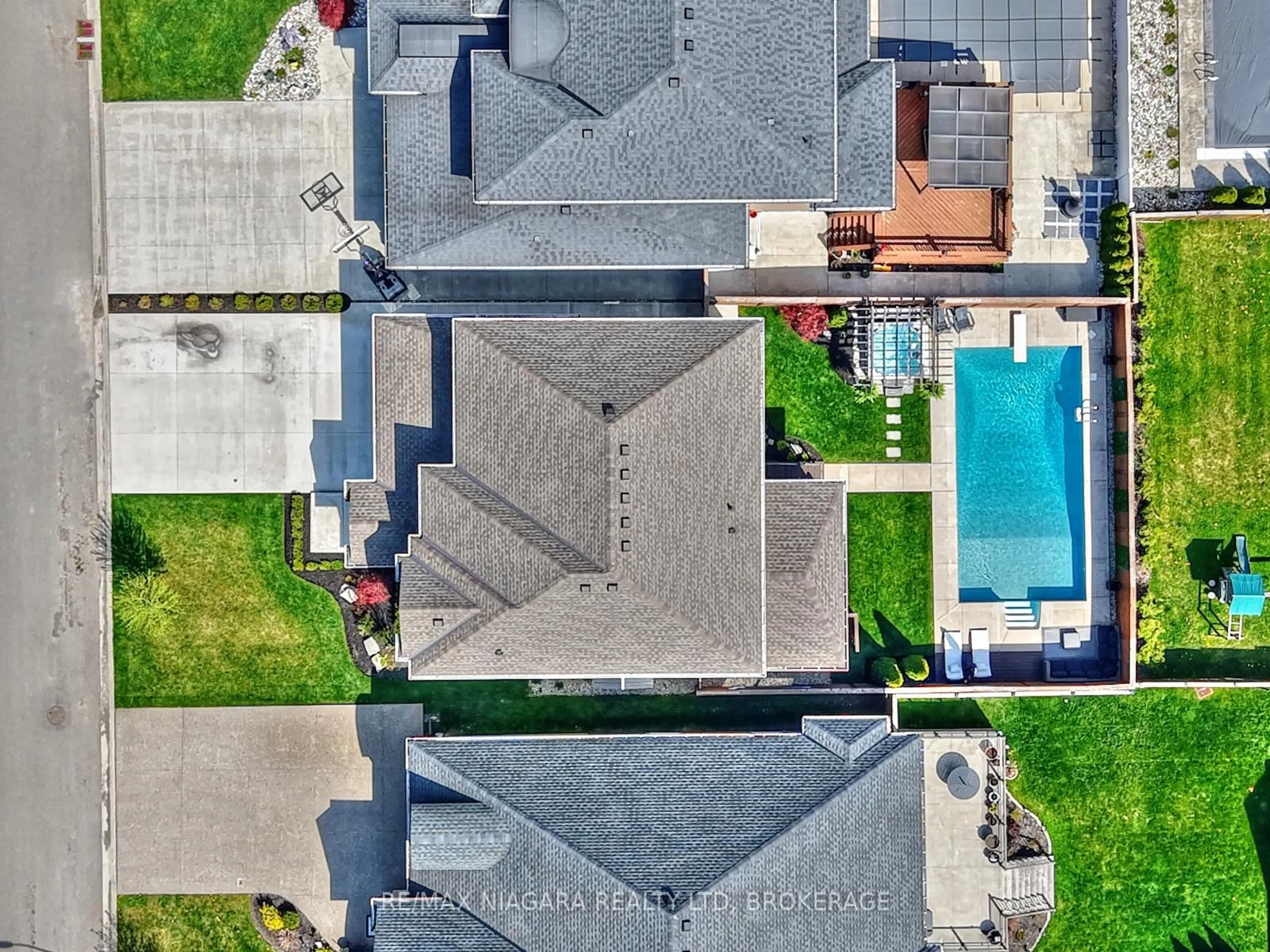 A pic from outside/outdoor area/front of a property/back of a property/a pic from drone, street for 8886 Black Forest Cres, Niagara Falls Ontario L2H 0M8