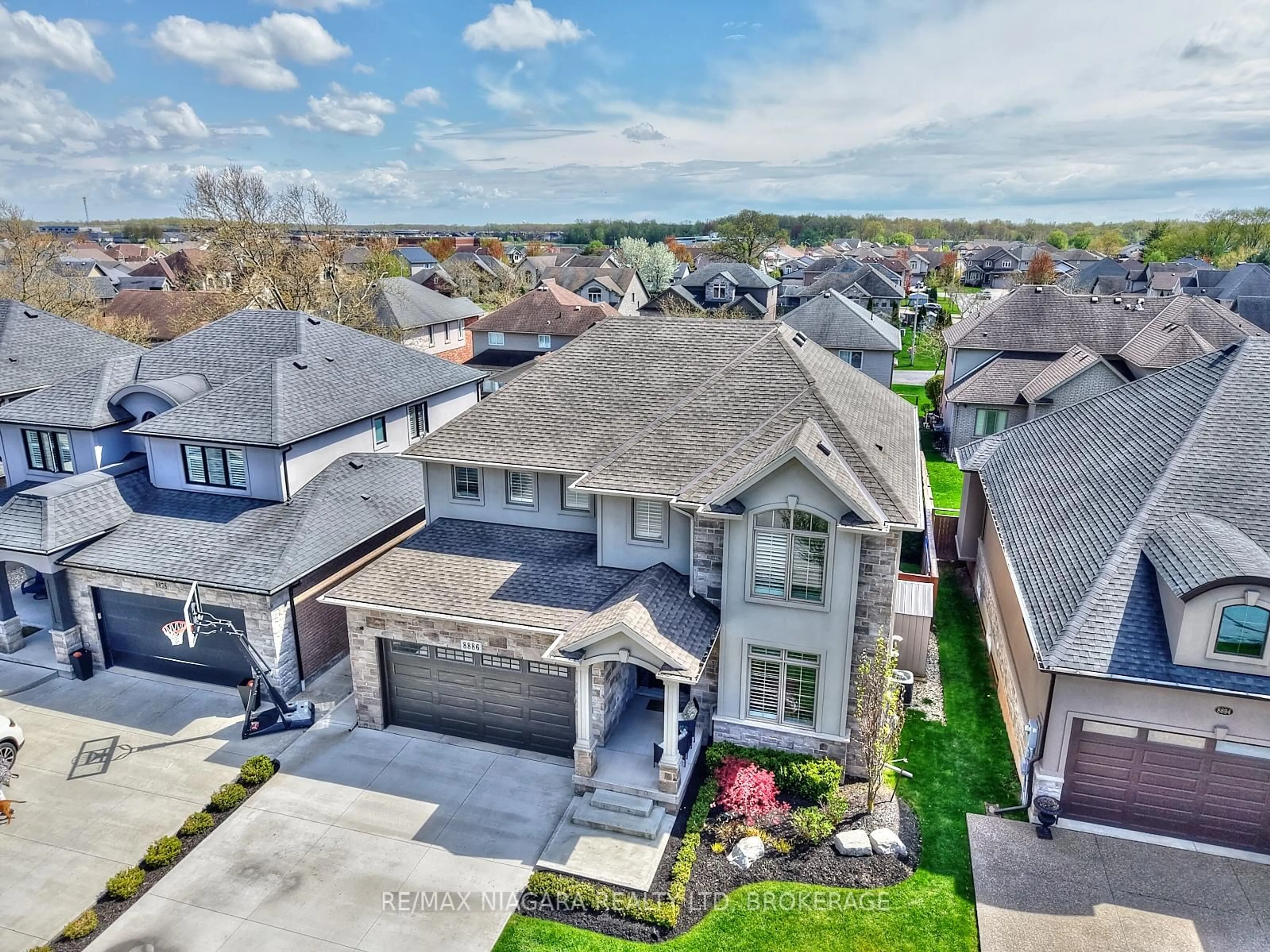 A pic from outside/outdoor area/front of a property/back of a property/a pic from drone, street for 8886 Black Forest Cres, Niagara Falls Ontario L2H 0M8