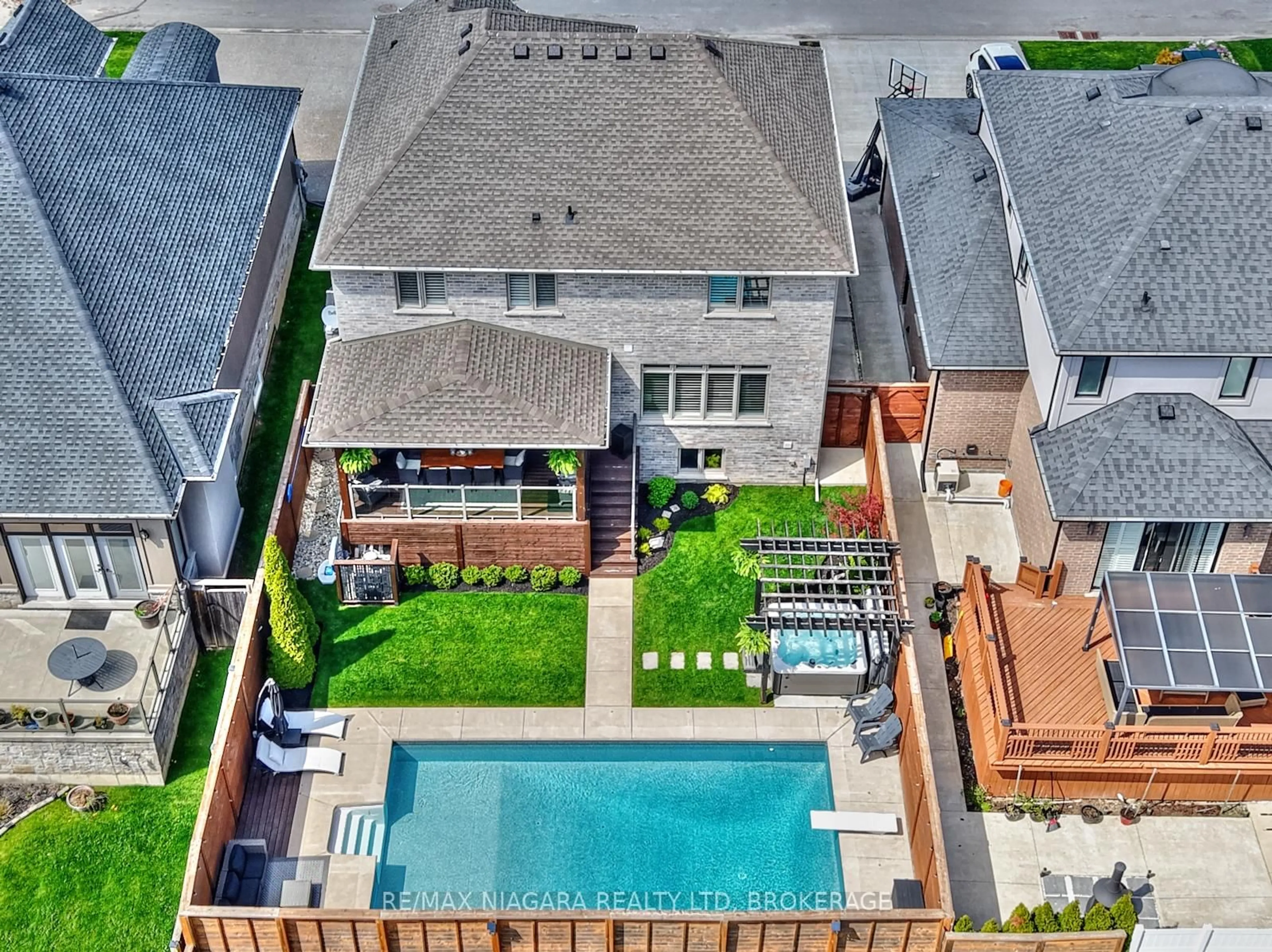 A pic from outside/outdoor area/front of a property/back of a property/a pic from drone, unknown for 8886 Black Forest Cres, Niagara Falls Ontario L2H 0M8
