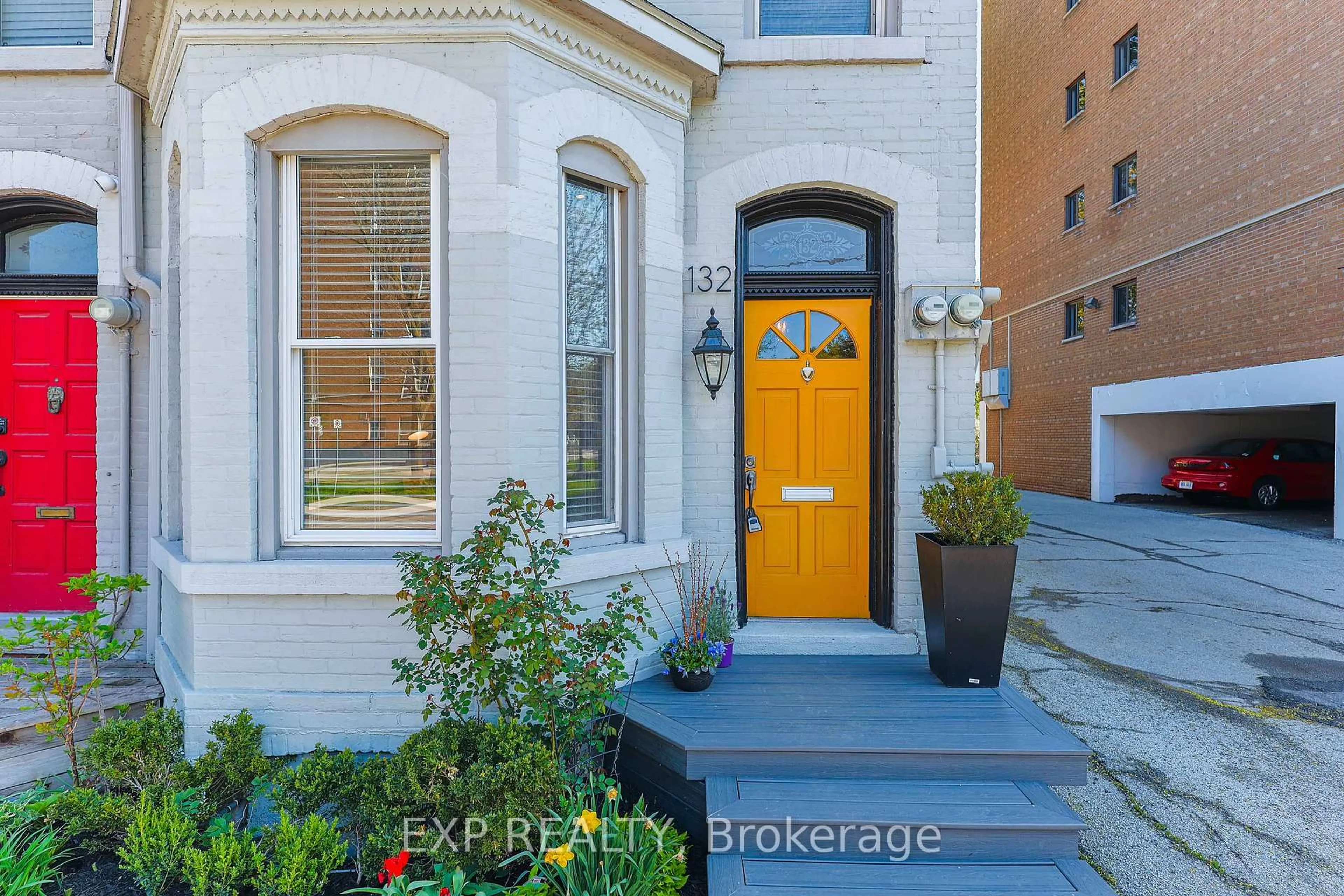 Indoor entryway for 132 Charlton Ave, Hamilton Ontario L8P 2C6