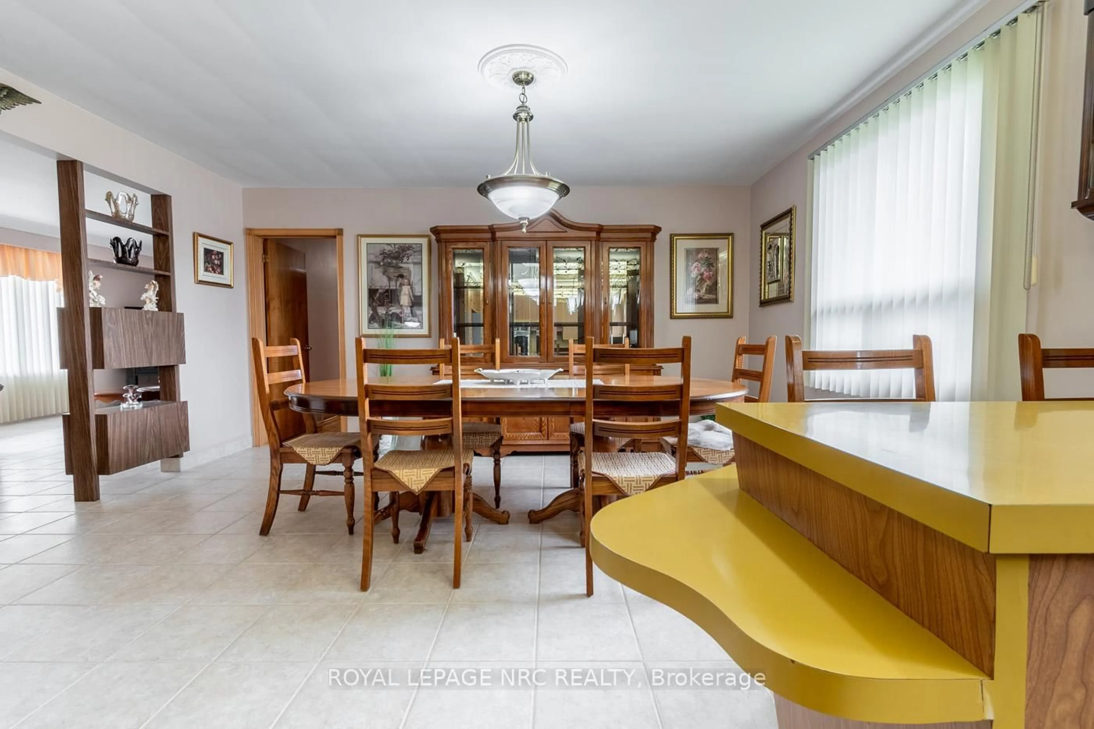 Dining room, unknown for 23 Eastdale Cres, Welland Ontario L3B 1E6