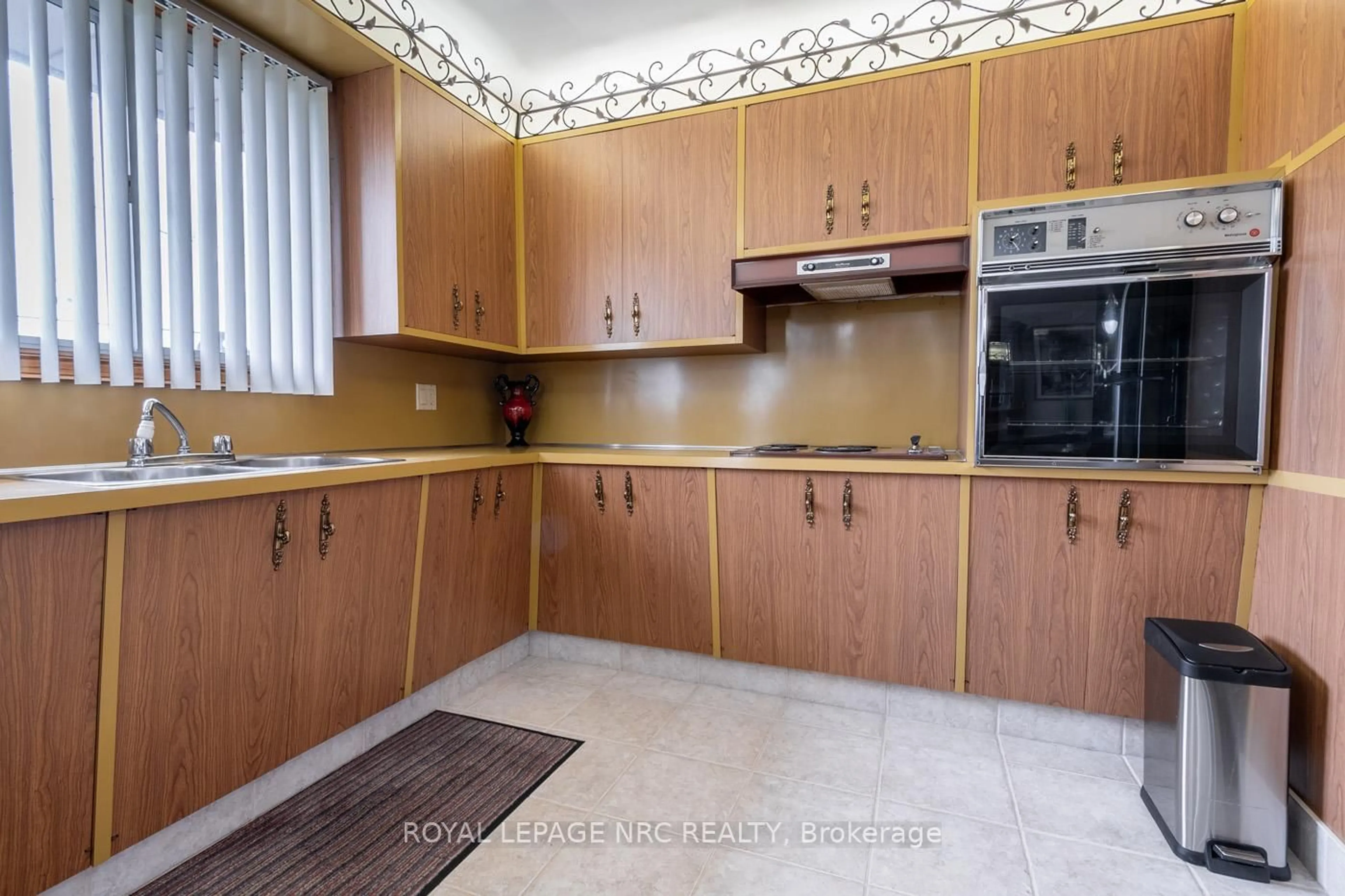 Standard kitchen, unknown for 23 Eastdale Cres, Welland Ontario L3B 1E6