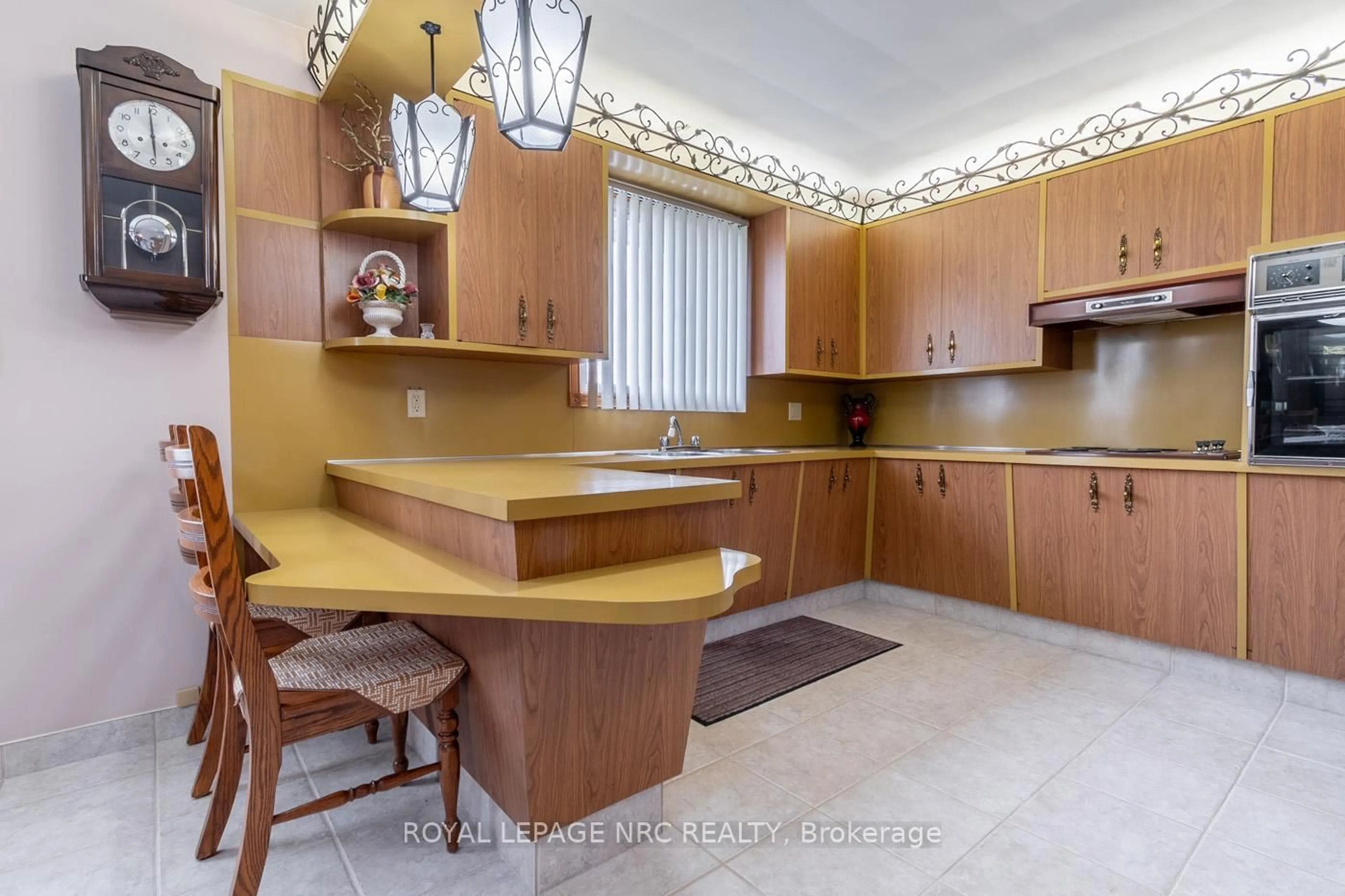 Standard kitchen, ceramic/tile floor for 23 Eastdale Cres, Welland Ontario L3B 1E6