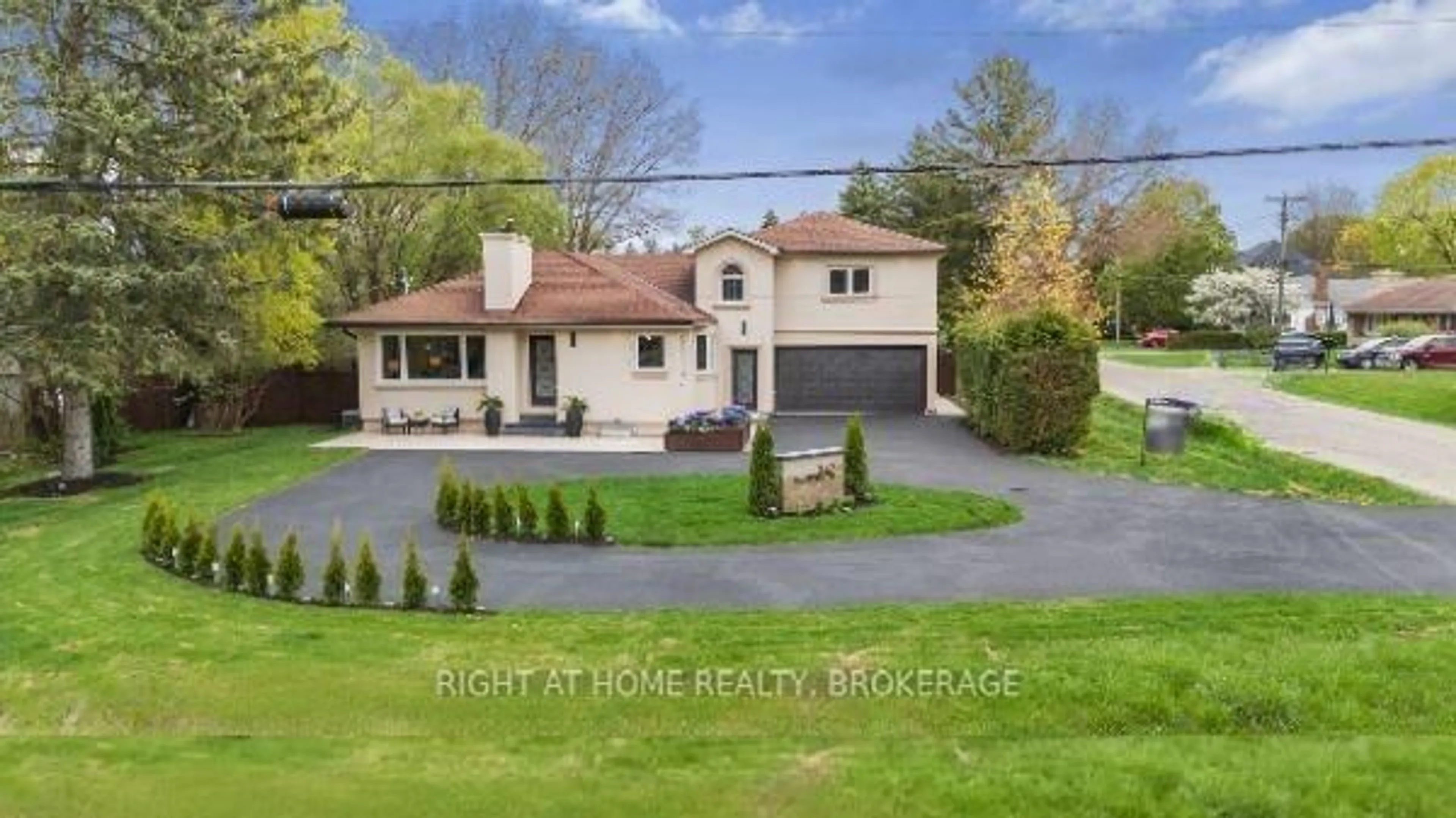 A pic from outside/outdoor area/front of a property/back of a property/a pic from drone, street for 347 Mapledene Dr, Hamilton Ontario L9G 2K3
