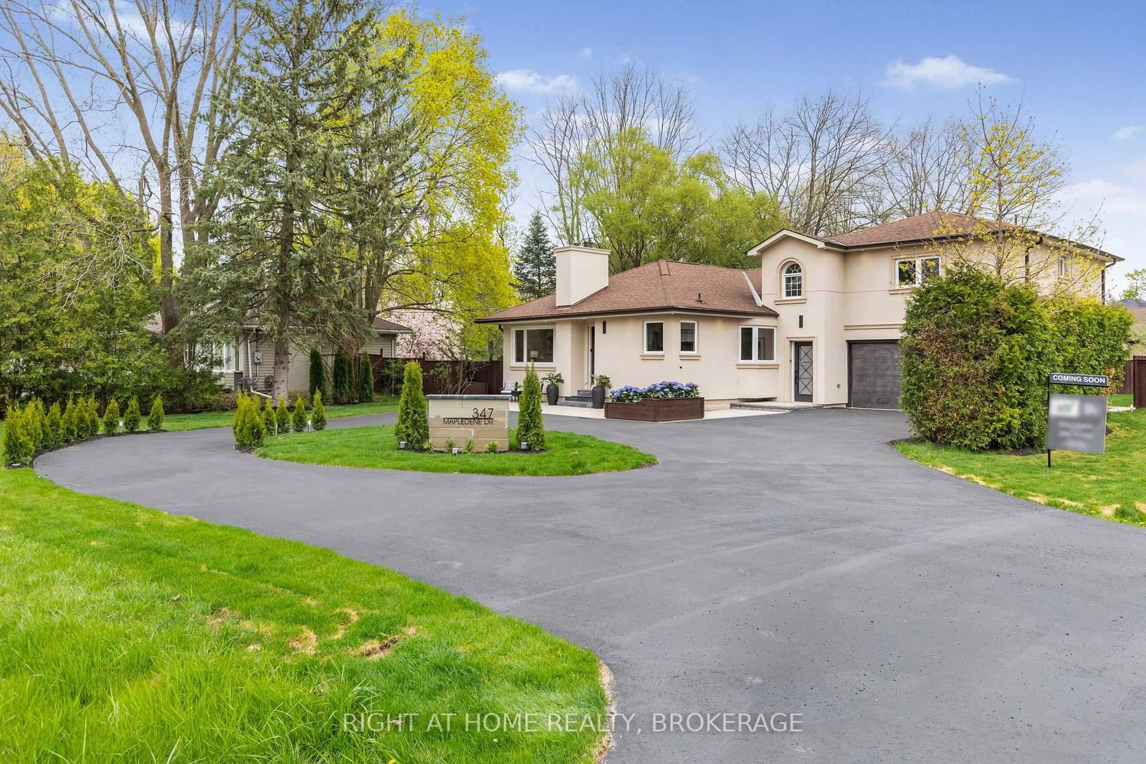 A pic from outside/outdoor area/front of a property/back of a property/a pic from drone, street for 347 Mapledene Dr, Hamilton Ontario L9G 2K3