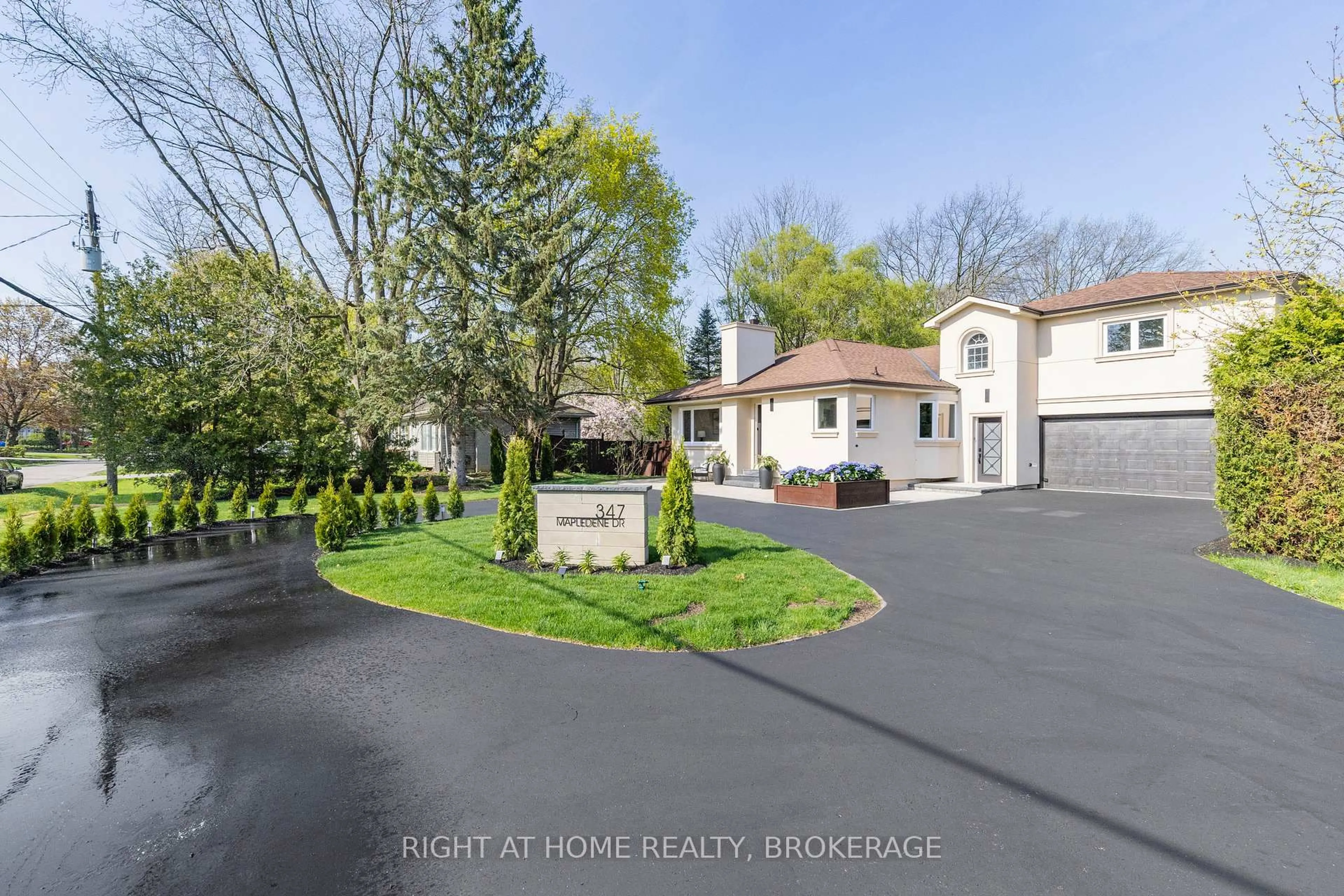 A pic from outside/outdoor area/front of a property/back of a property/a pic from drone, street for 347 Mapledene Dr, Hamilton Ontario L9G 2K3