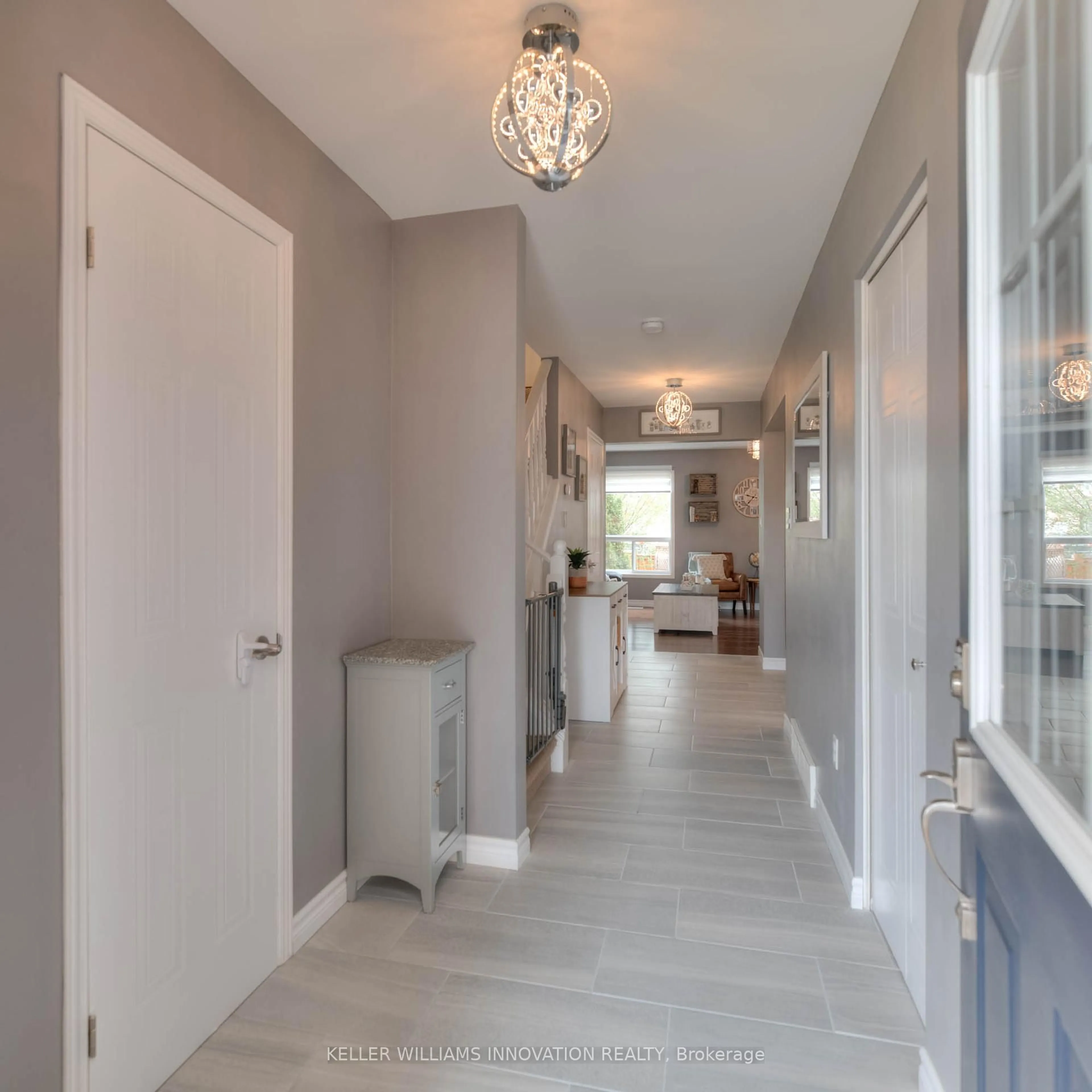 Indoor entryway for 72 Westmeadow Dr, Kitchener Ontario N2N 3N1
