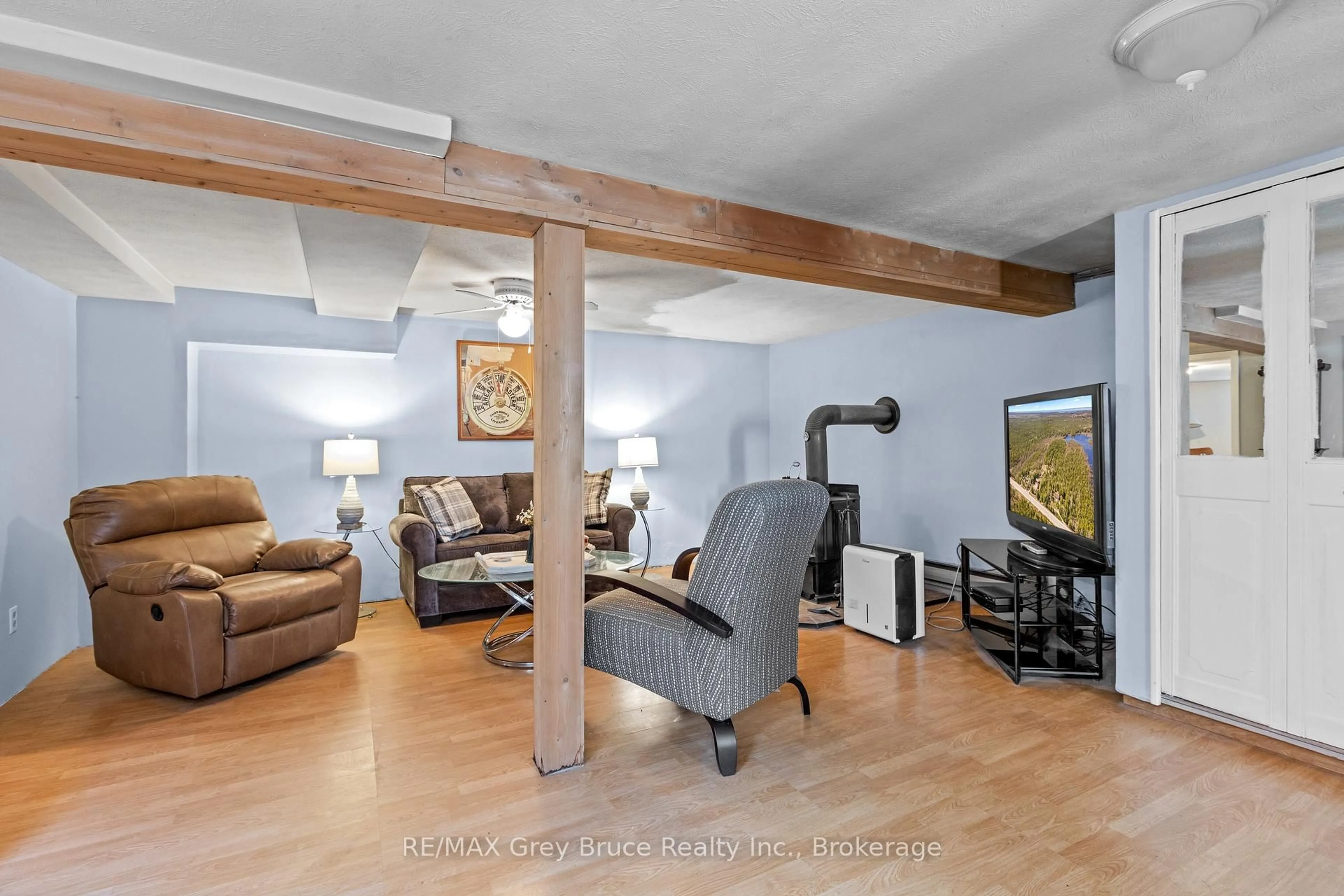 Living room with furniture, unknown for 6227 Highway 6 Highway, Northern Bruce Peninsula Ontario N0H 2R0