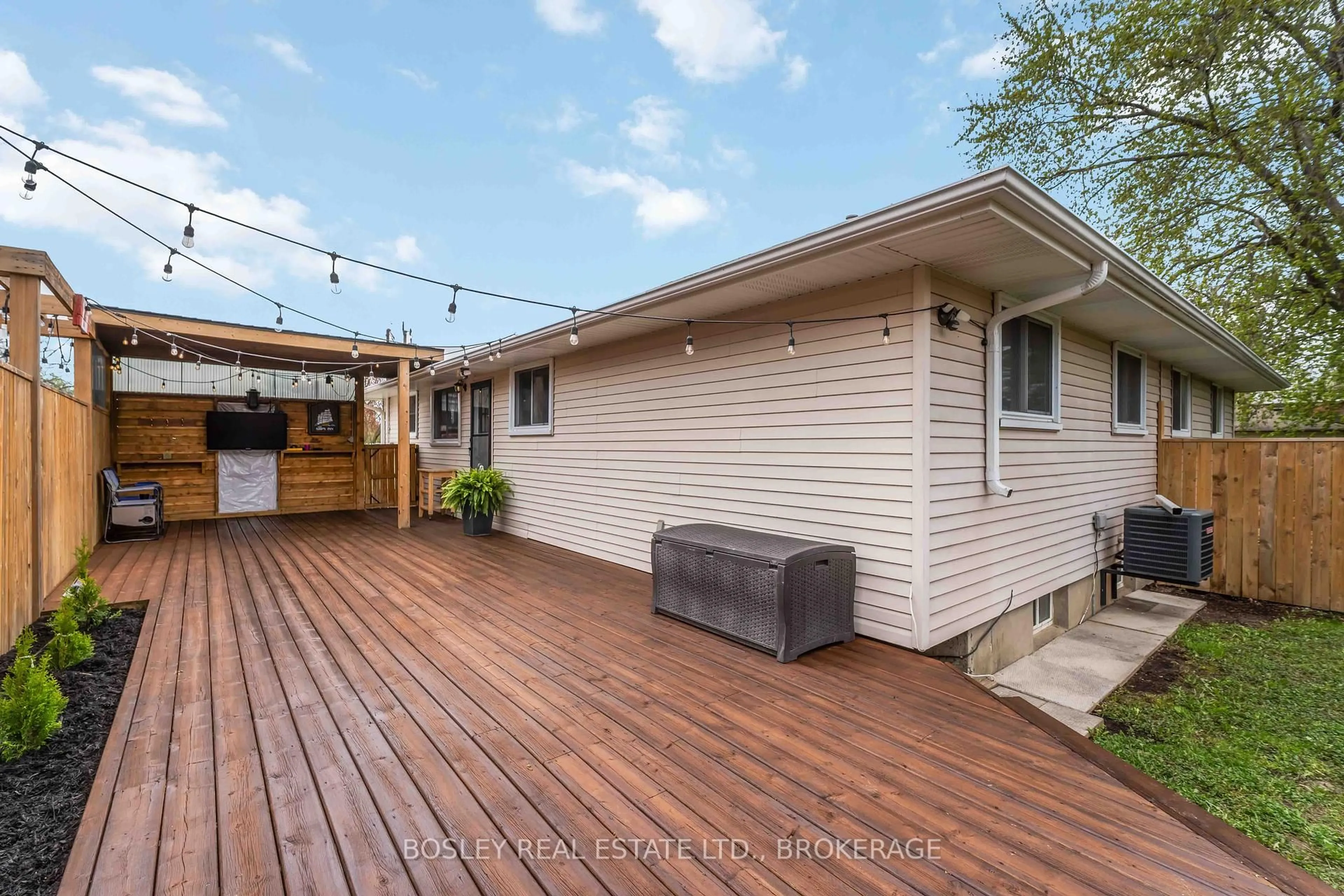 Unknown for 15 Westlake Lane, St. Catharines Ontario L2N 4C9