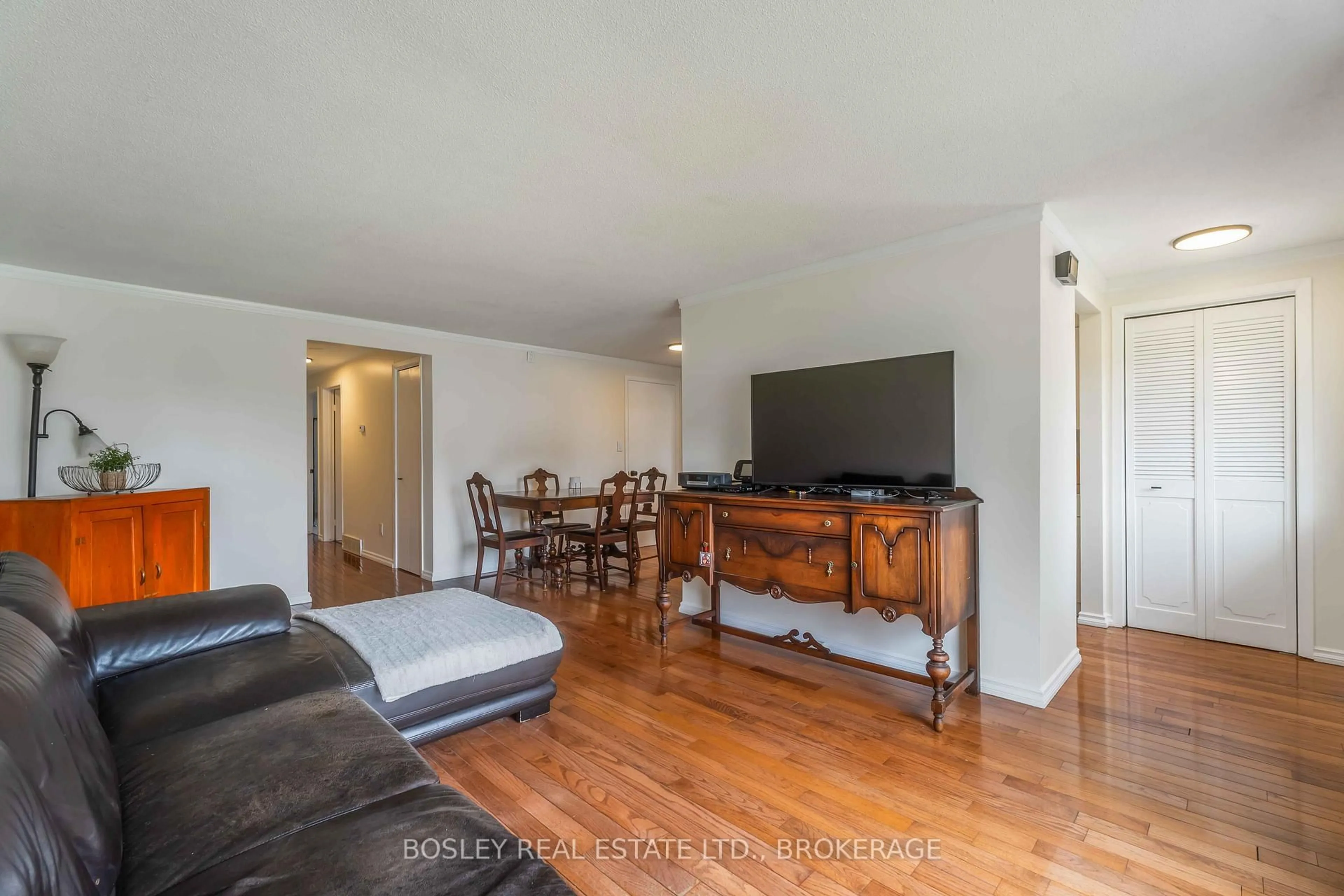 Living room with furniture, wood/laminate floor for 15 Westlake Lane, St. Catharines Ontario L2N 4C9