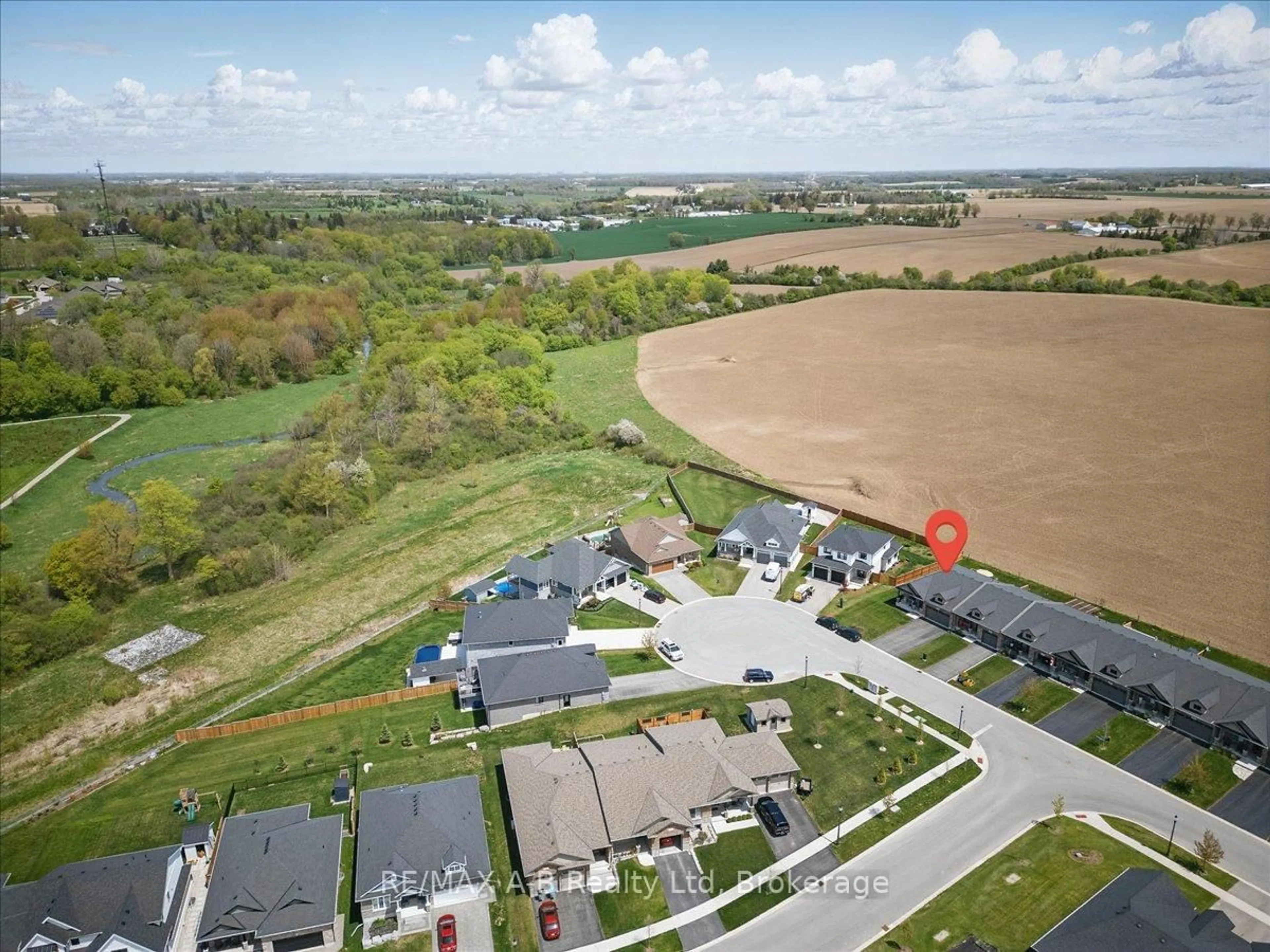 A pic from outside/outdoor area/front of a property/back of a property/a pic from drone, unknown for 27 Hawthorn Crt, St. Marys Ontario N4X 0B9