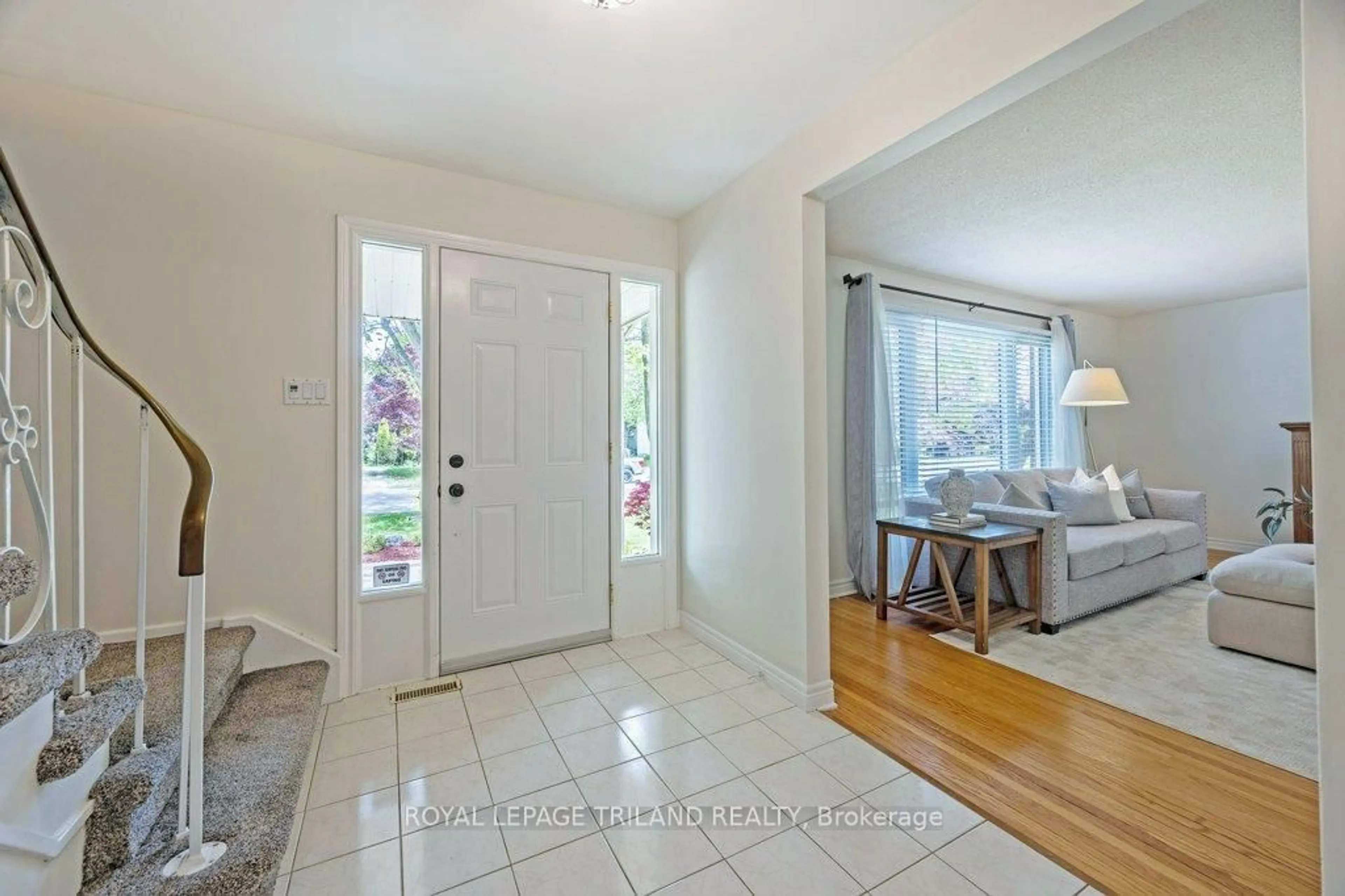 Indoor entryway for 50 Brentwood Cres, London North Ontario N6G 1X2