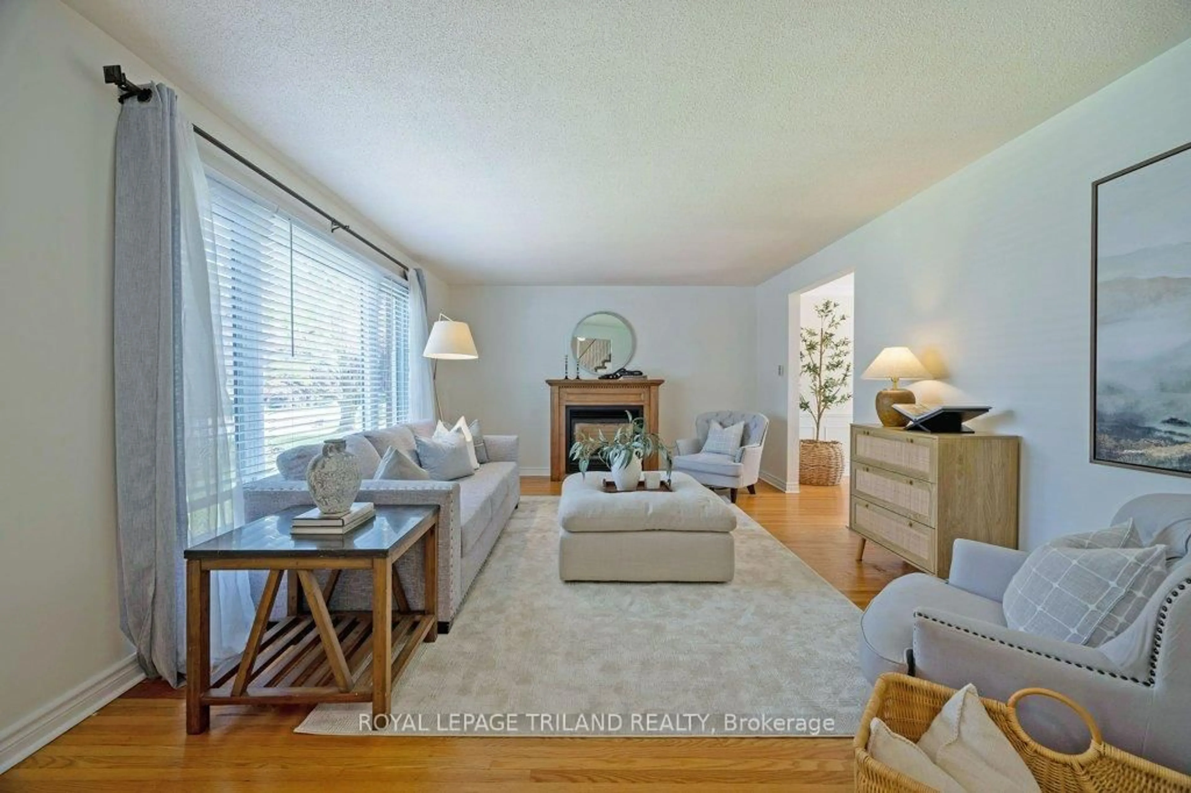 Living room with furniture, wood/laminate floor for 50 Brentwood Cres, London North Ontario N6G 1X2