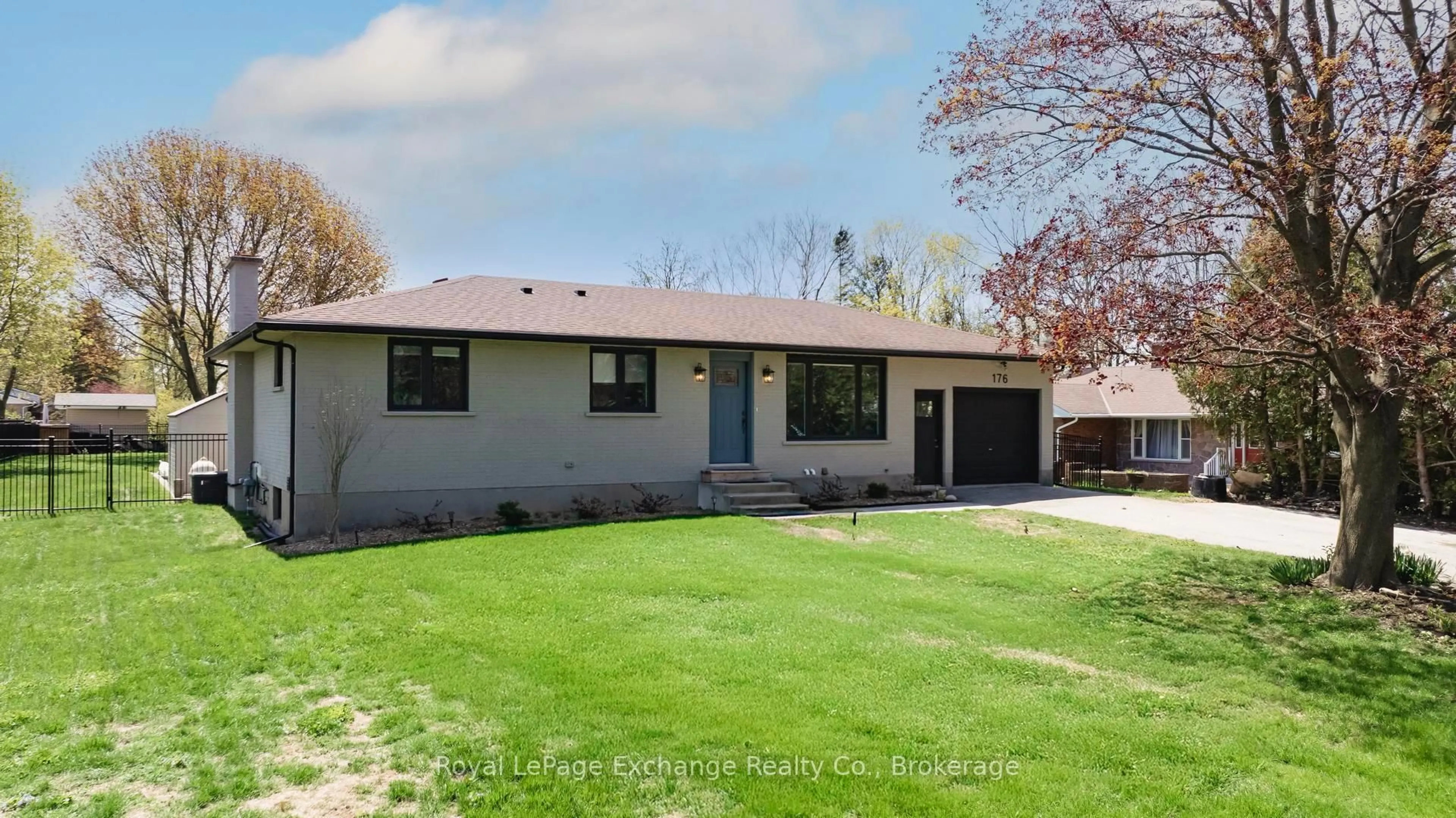 Home with vinyl exterior material, street for 176 Nelson St, Kincardine Ontario N2Z 1C4
