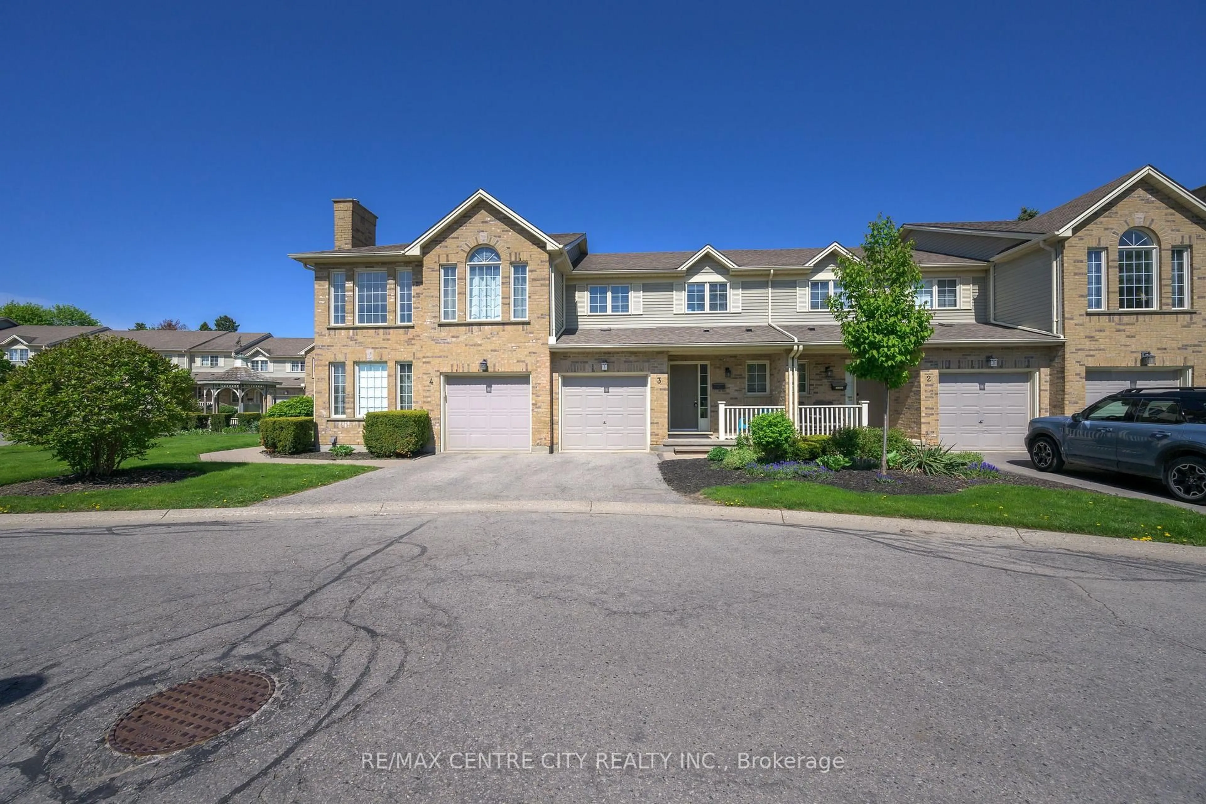 A pic from outside/outdoor area/front of a property/back of a property/a pic from drone, street for 1015 Farnham Rd #3, London South Ontario N6K 1S3