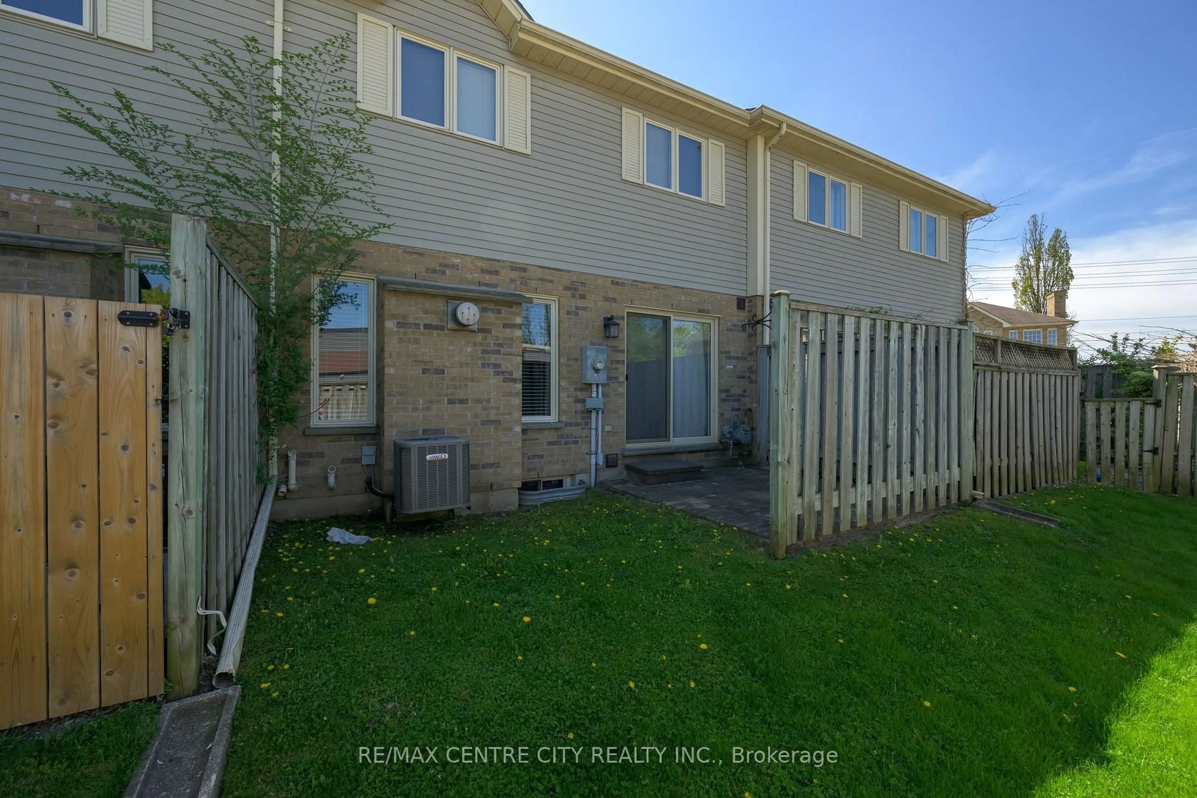 A pic from outside/outdoor area/front of a property/back of a property/a pic from drone, street for 1015 Farnham Rd #3, London South Ontario N6K 1S3