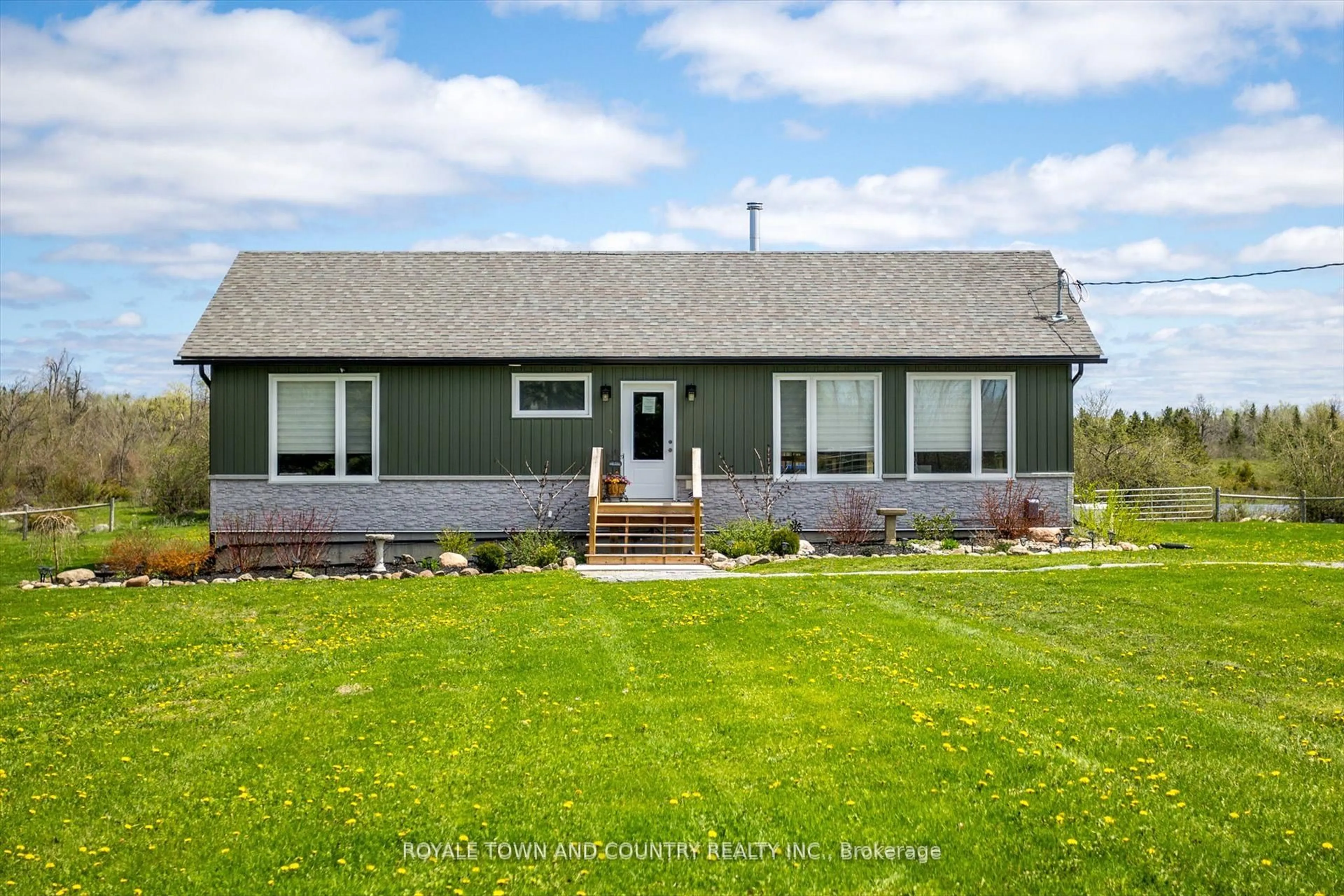 Home with vinyl exterior material, unknown for 138 Shrike Rd, Kawartha Lakes Ontario K0M 2B0