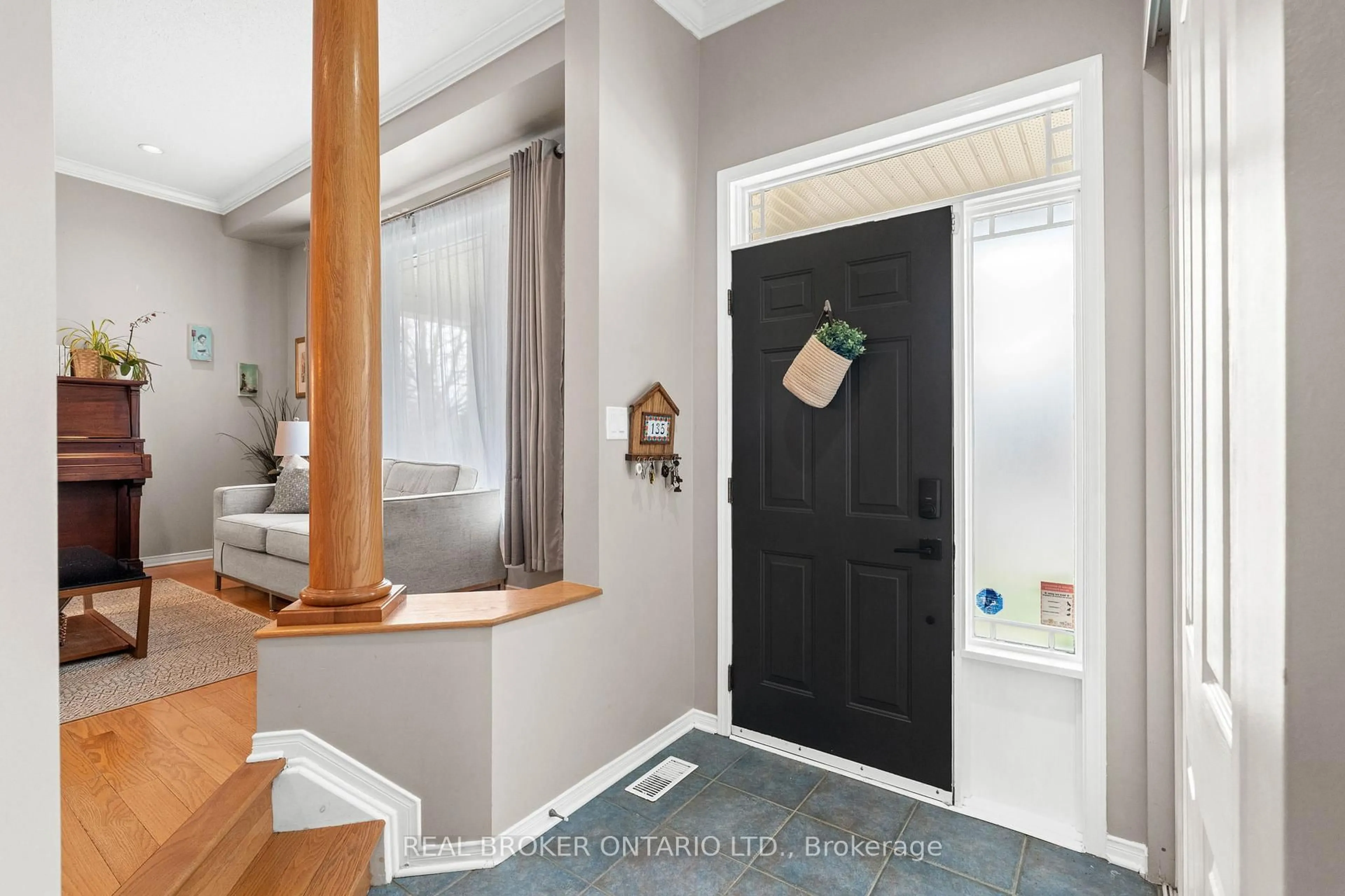 Indoor entryway for 135 Rocky Hill Dr, Ottawa Ontario K2G 7B2