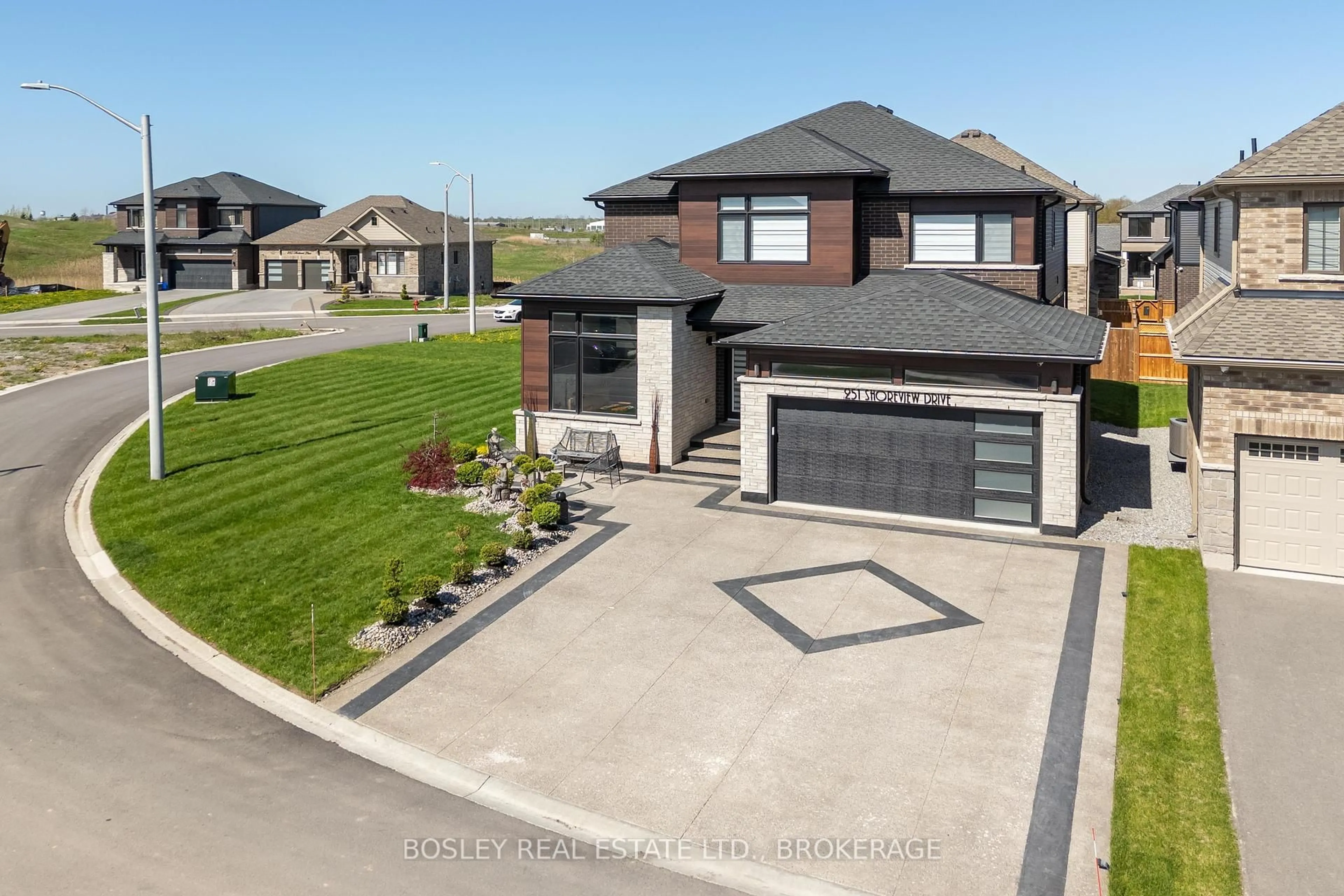 A pic from outside/outdoor area/front of a property/back of a property/a pic from drone, street for 251 Shoreview Dr, Welland Ontario L3B 0H3