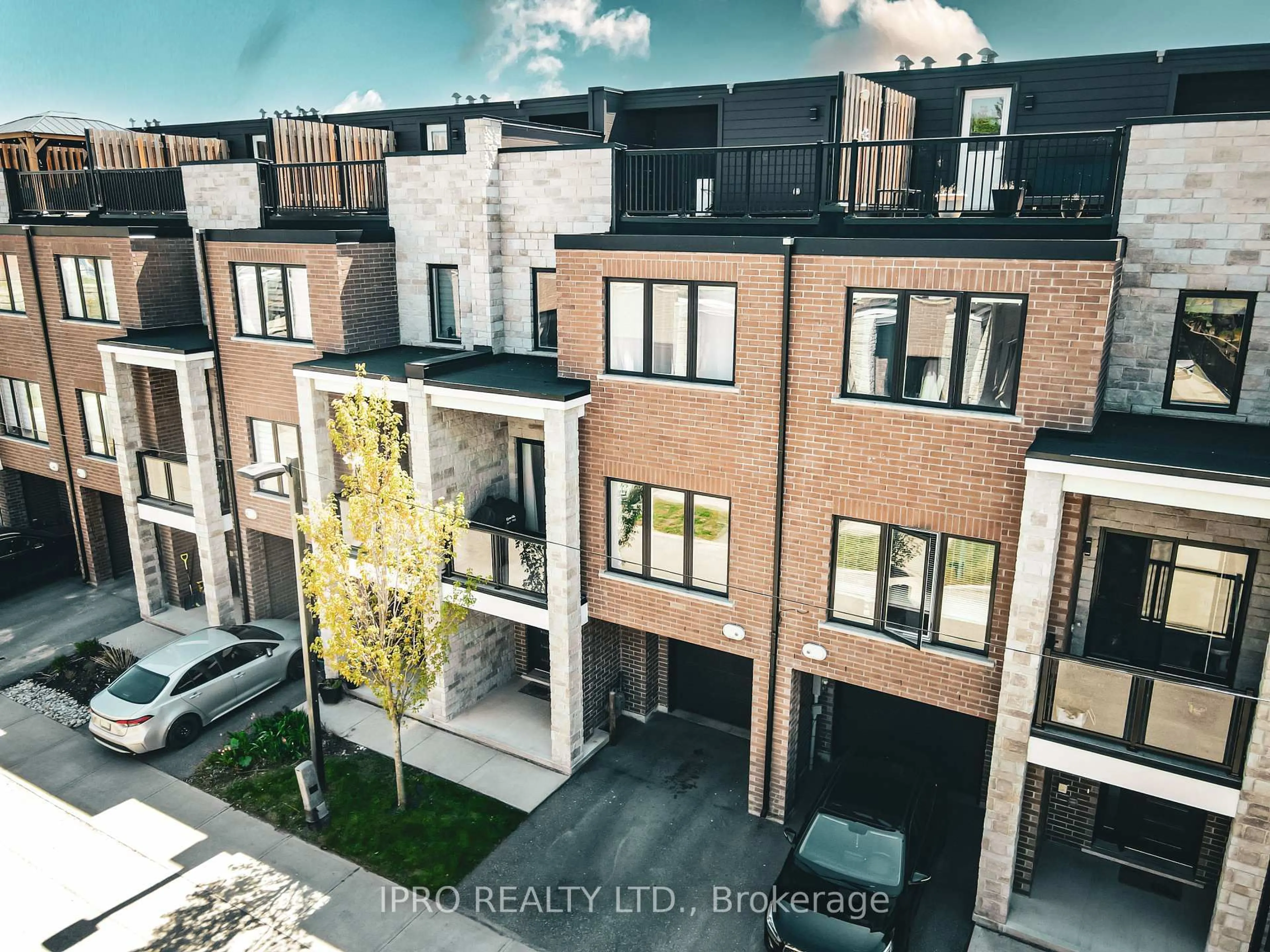 A pic from outside/outdoor area/front of a property/back of a property/a pic from drone, street for 33 Jarvis St #12, Brantford Ontario N3T 4A7
