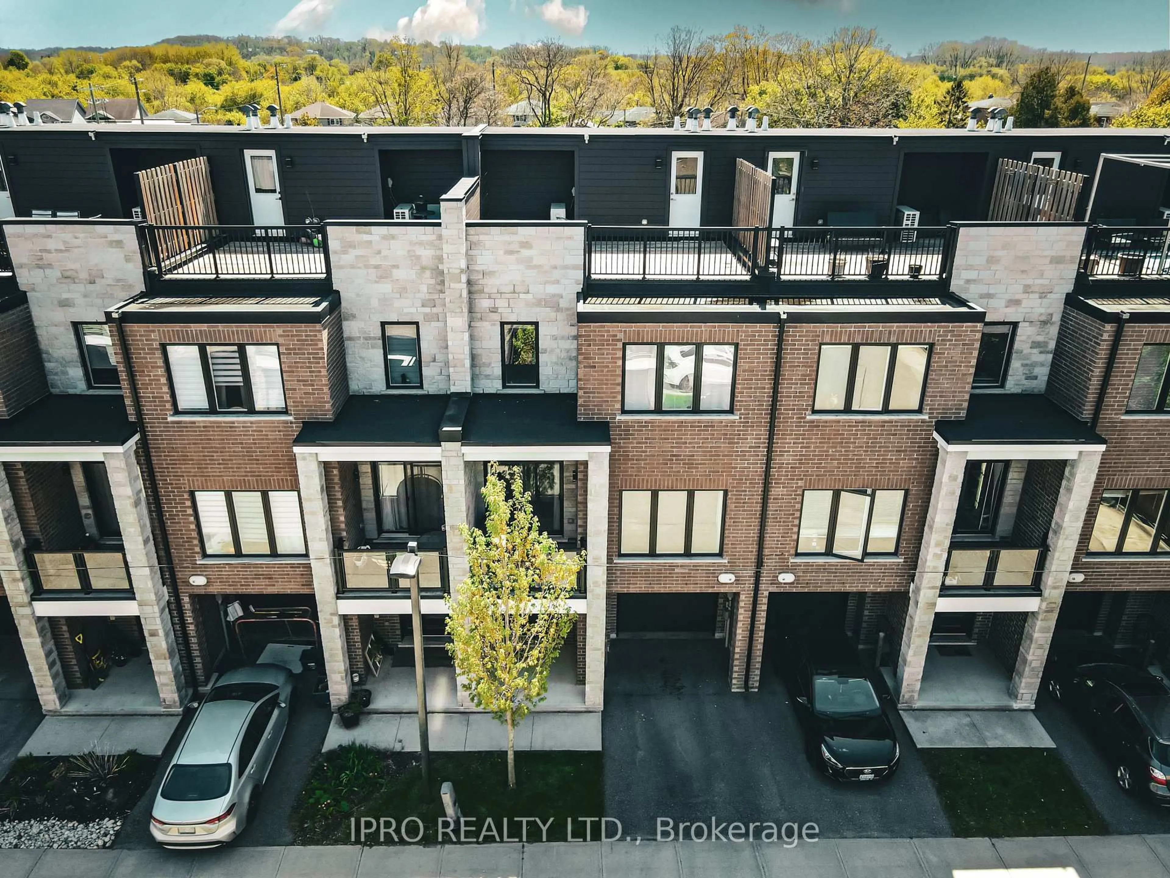 A pic from outside/outdoor area/front of a property/back of a property/a pic from drone, unknown for 33 Jarvis St #12, Brantford Ontario N3T 4A7