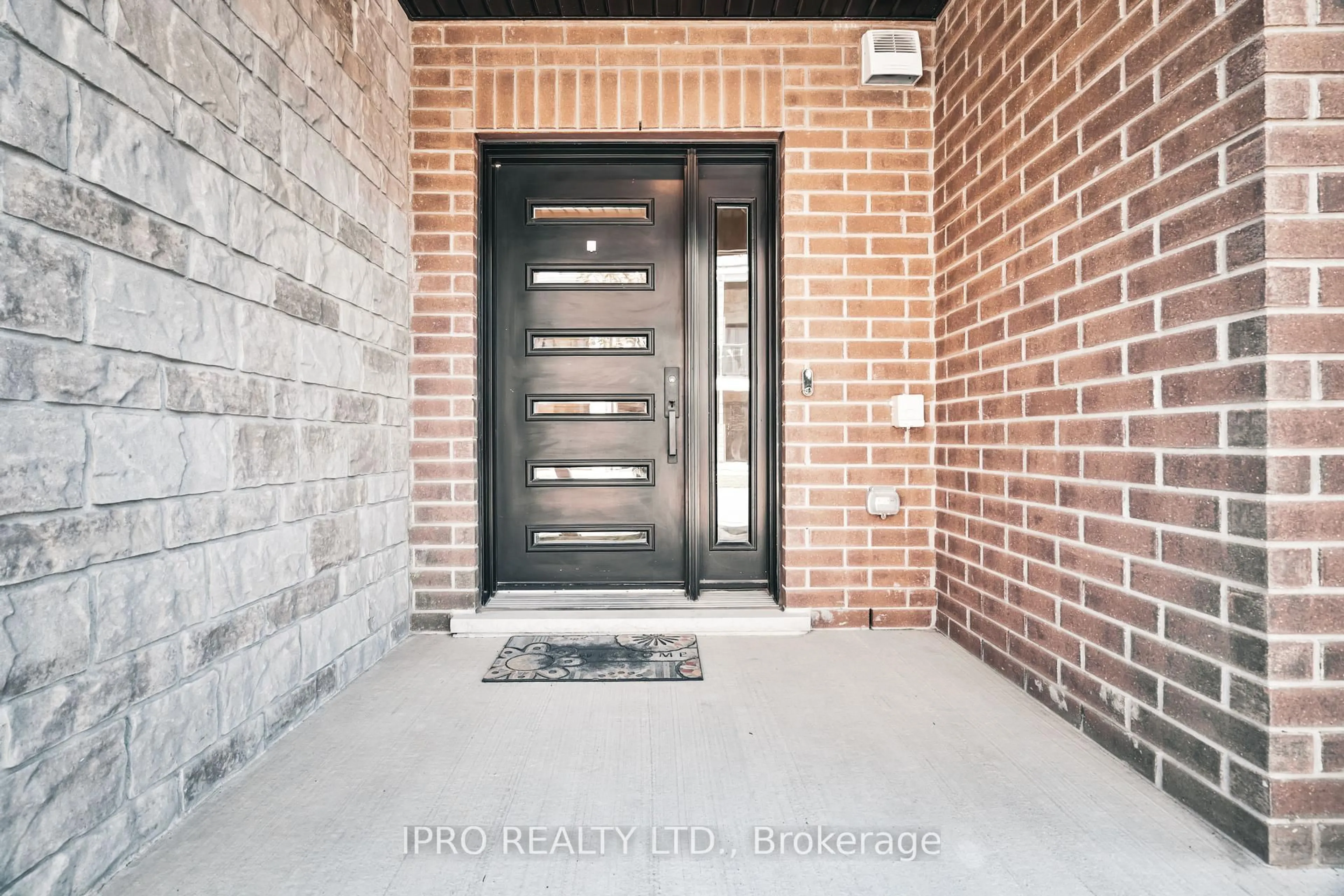 Indoor entryway for 33 Jarvis St #12, Brantford Ontario N3T 4A7