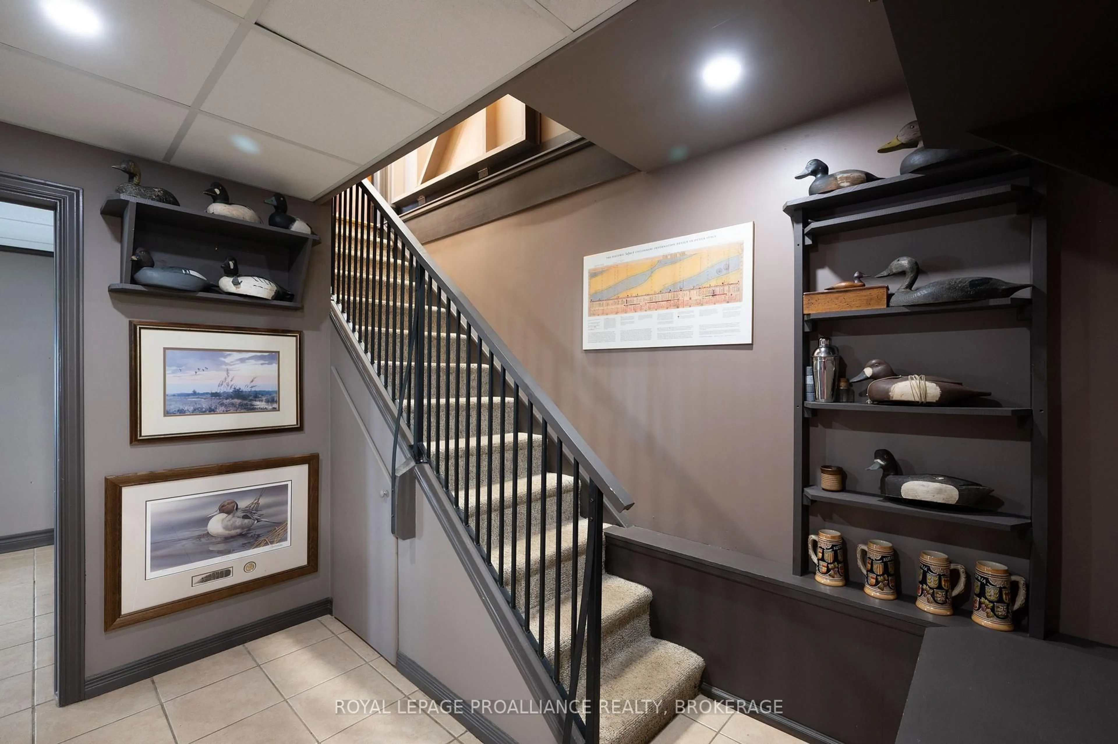 Indoor foyer for 146 River Rd, Front of Leeds & Seeleys Bay Ontario K0E 1L0