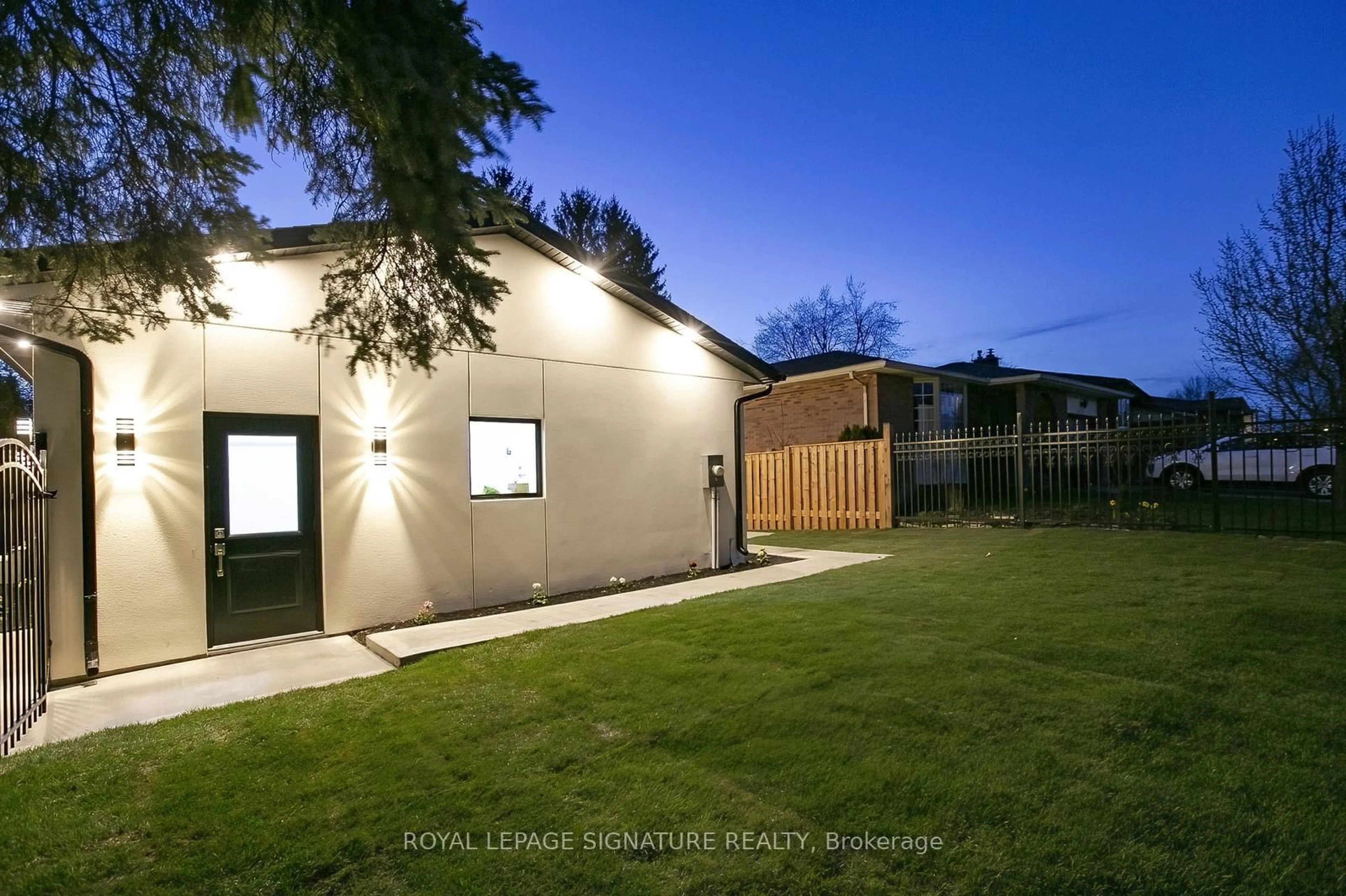 A pic from outside/outdoor area/front of a property/back of a property/a pic from drone, street for 633 Green Meadow Cres, Waterloo Ontario N2V 1E1