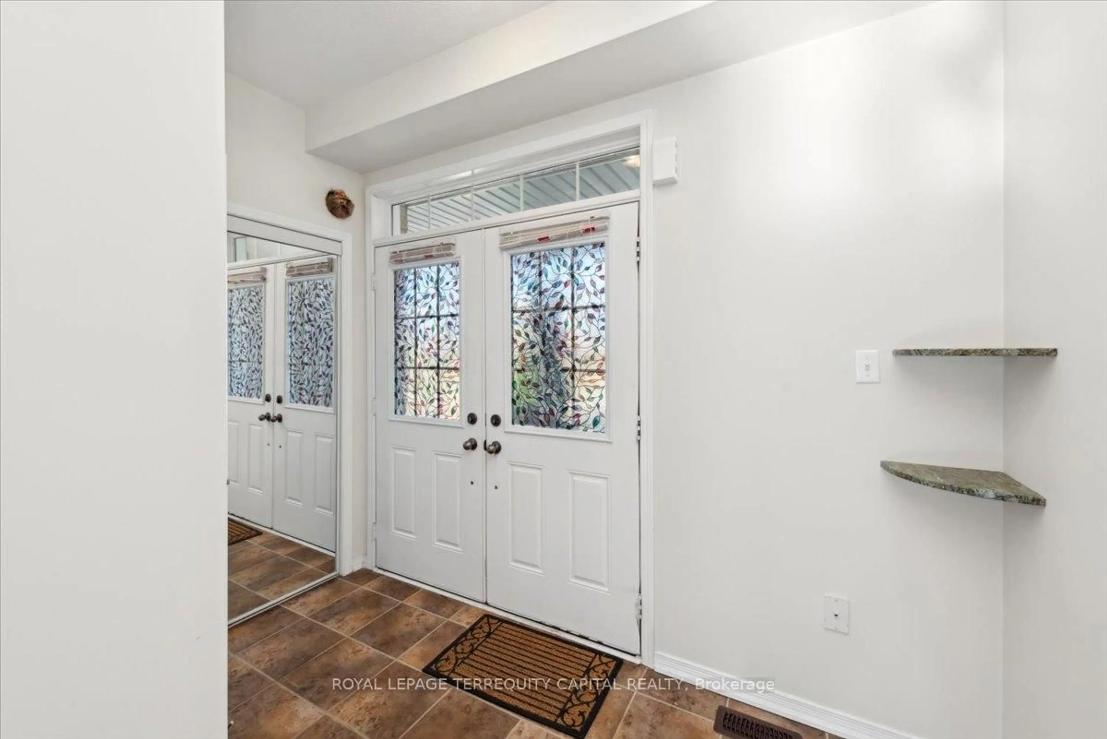 Indoor entryway for 116 Newport Cres, Hamilton Ontario L9A 0B1