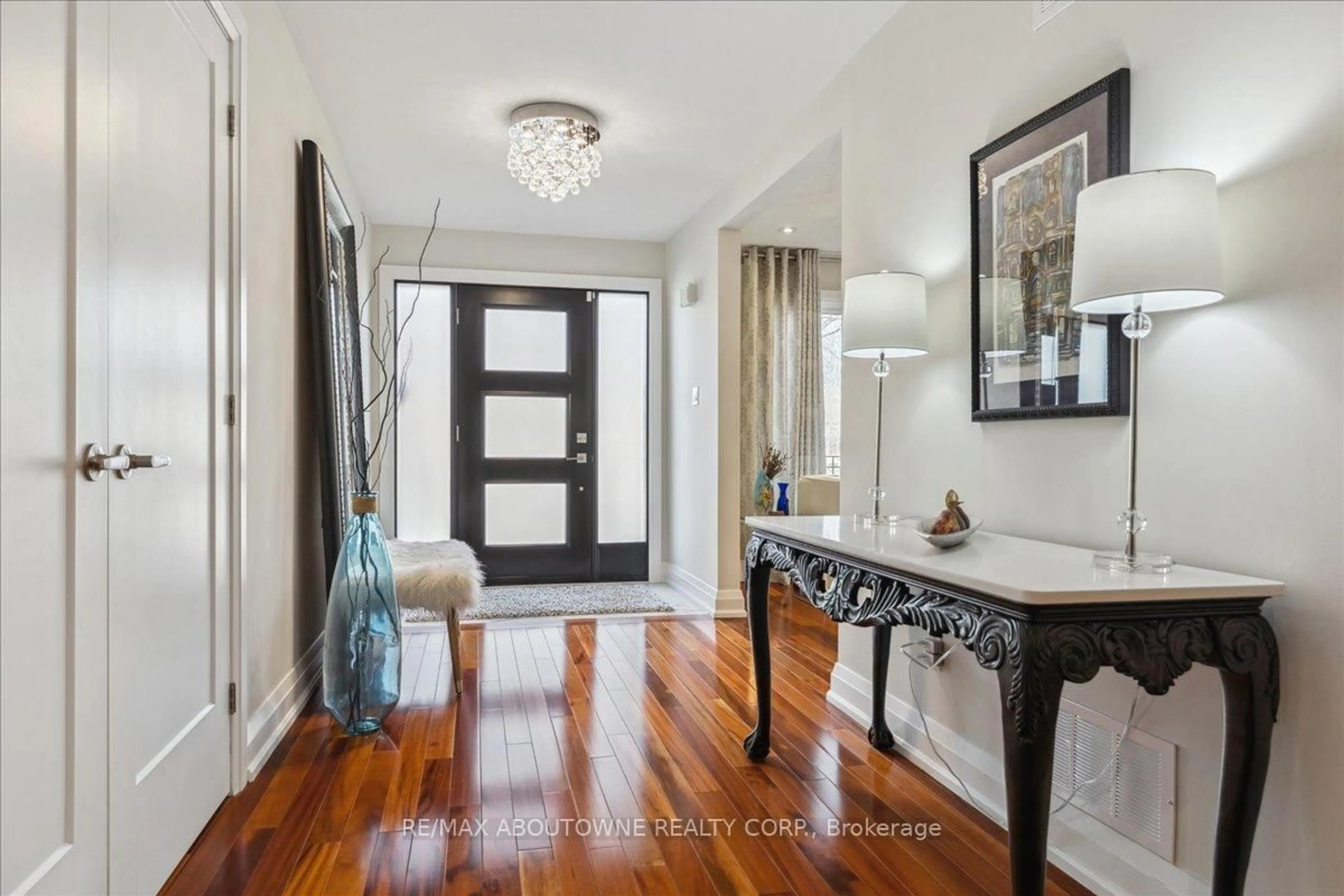 Indoor entryway for 22 Mathers Dr, Hamilton Ontario L8G 4J3